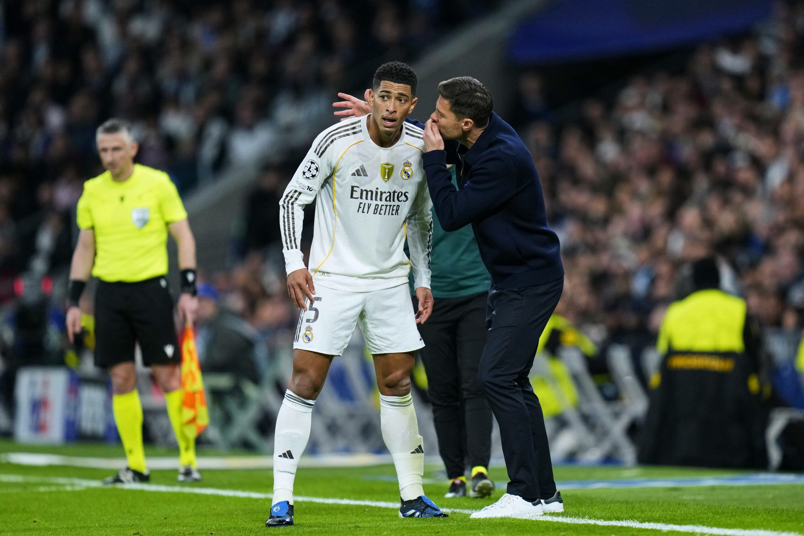 Jude Bellingham erhält Anweisungen von Xabi Alonso