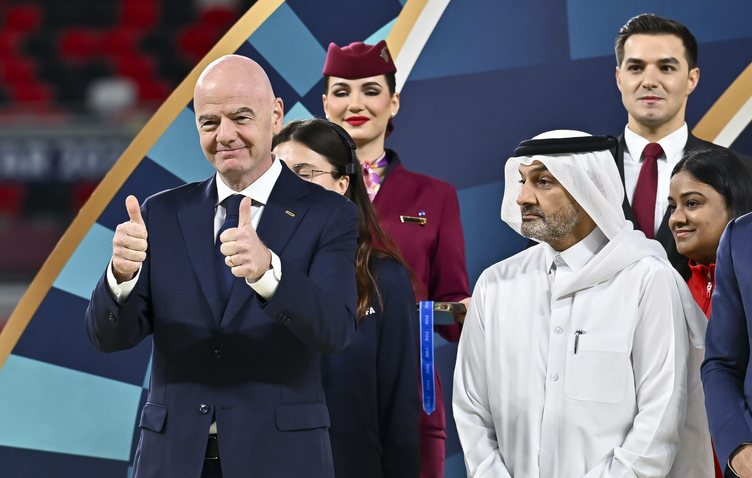 Gianni Infantino zeigt beide Daumen nach oben