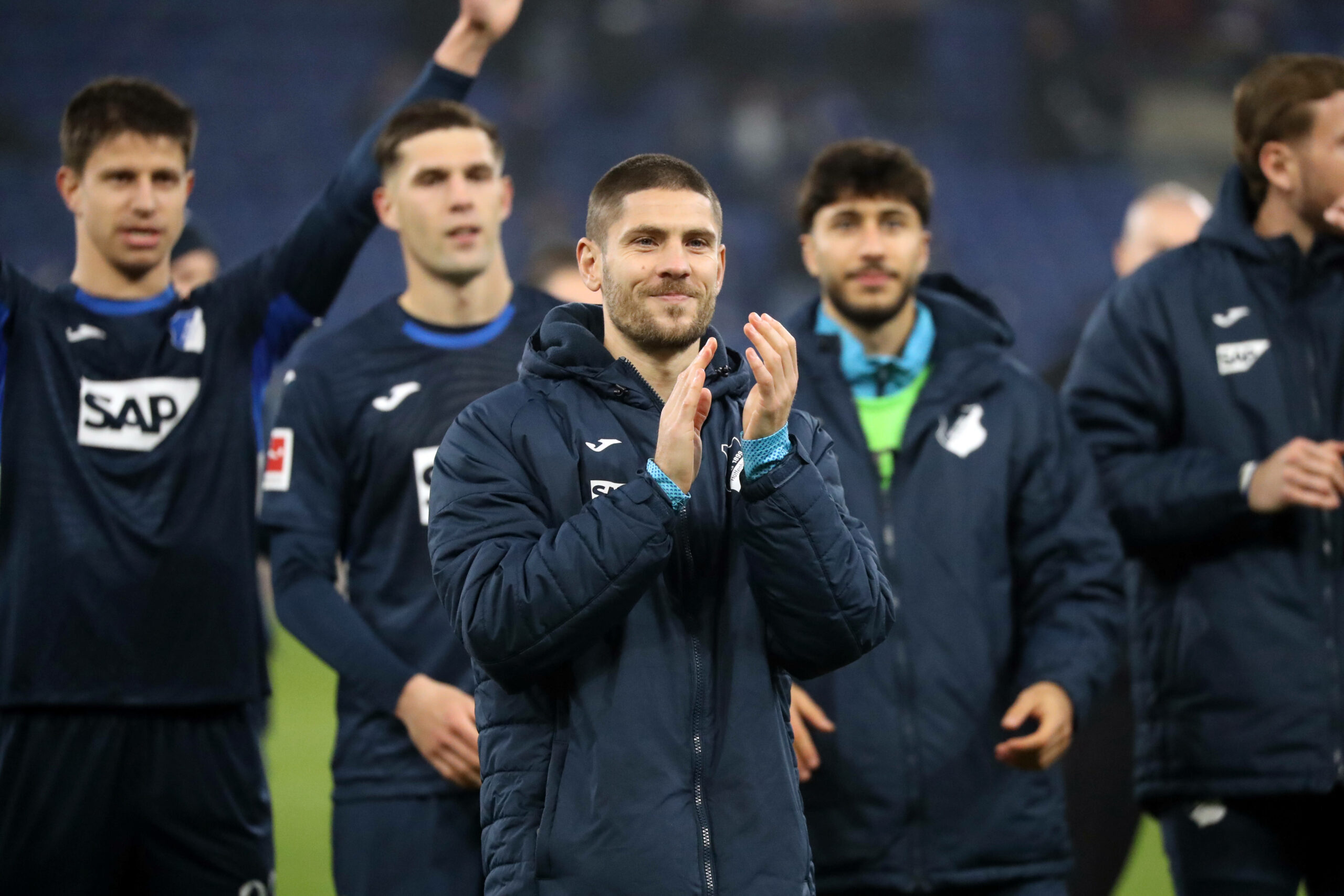 Andrej Kramaric klatscht mit der Mannschaft für die Fans