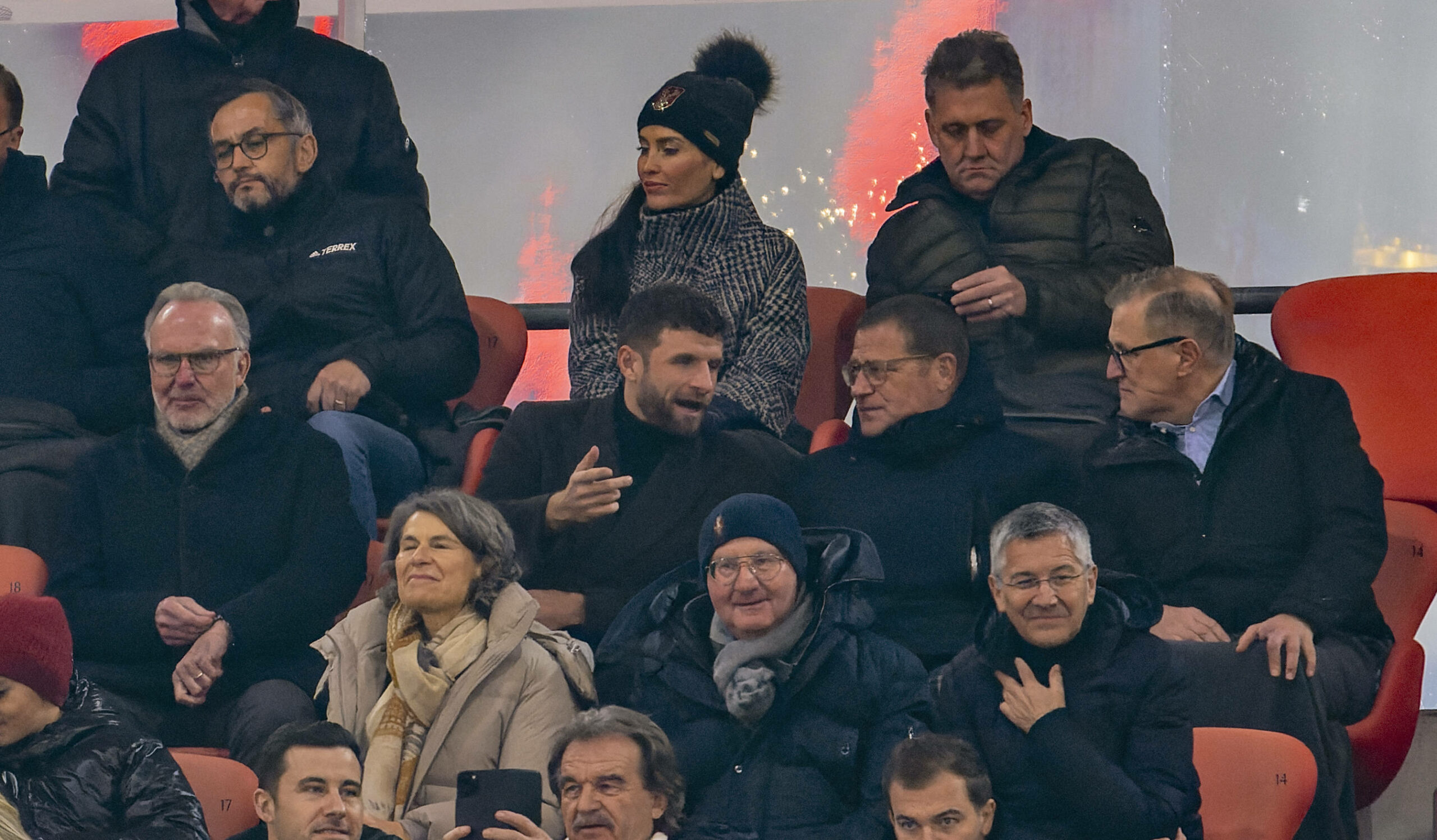 Thomas Müller im Stadion mit den Bayern-Bossen