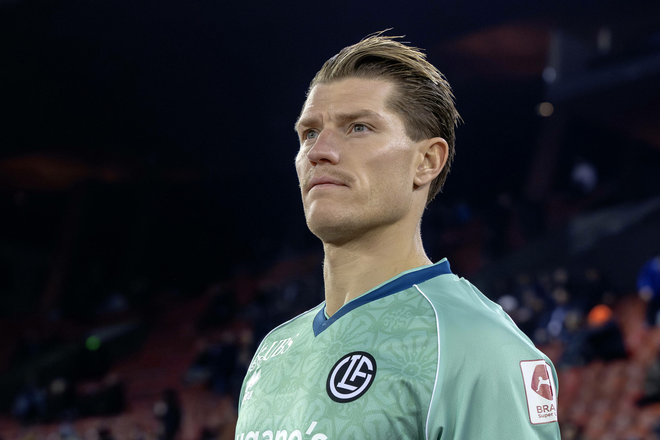 Kevin Behrens im Porträt mit ausgestreckter Brust