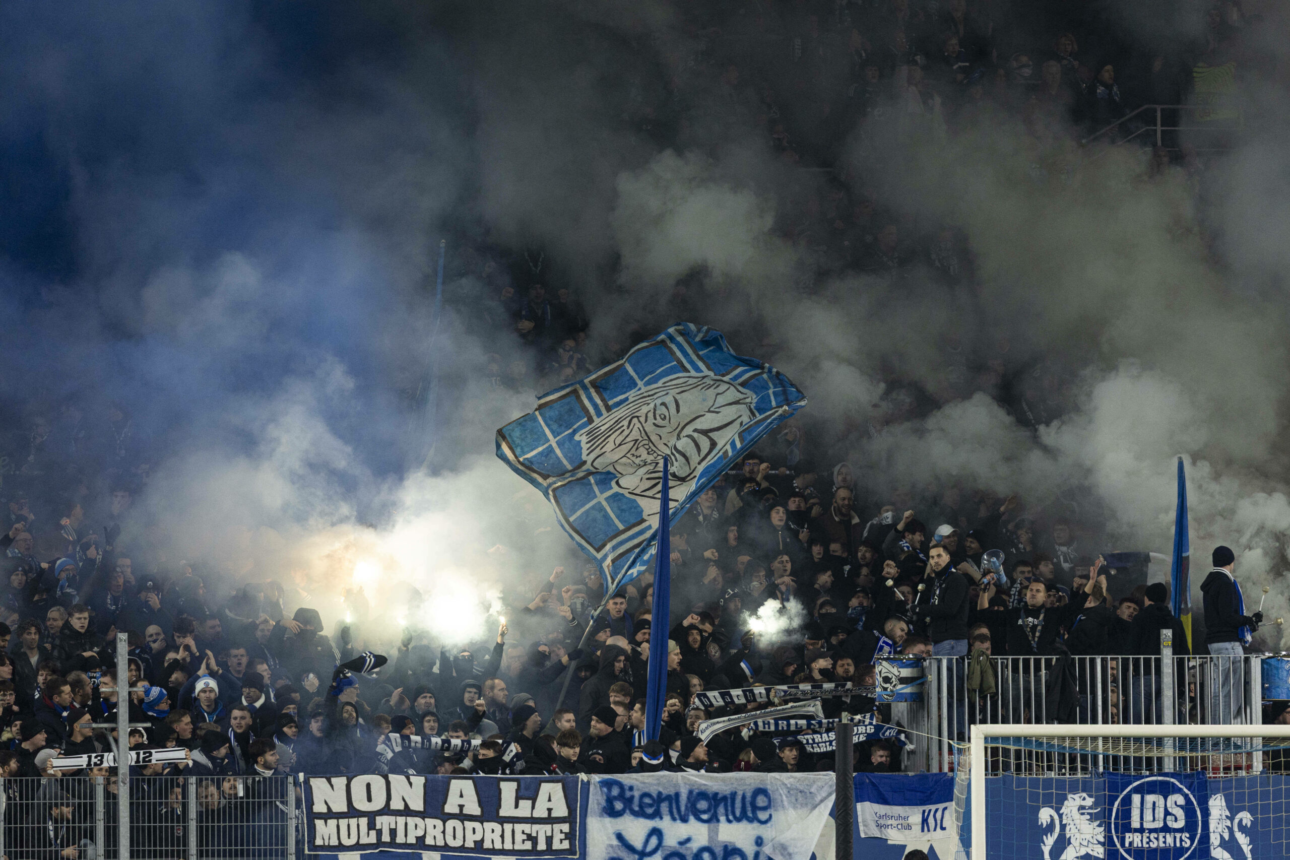 Racing Straßburg-Fans zünden Pyro