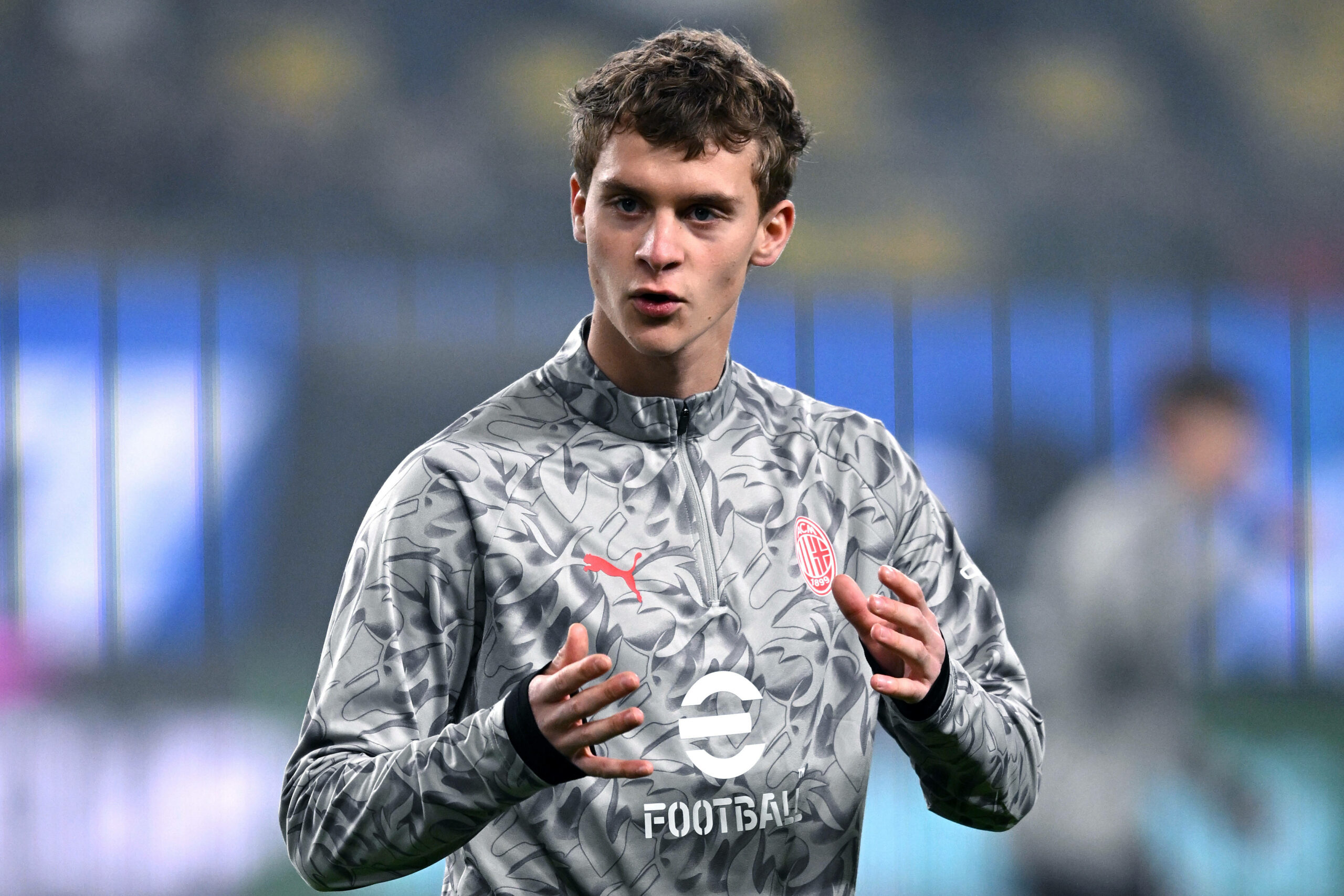 Maximilian Ibrahimovic im Aufwärmdress der AC Mailand