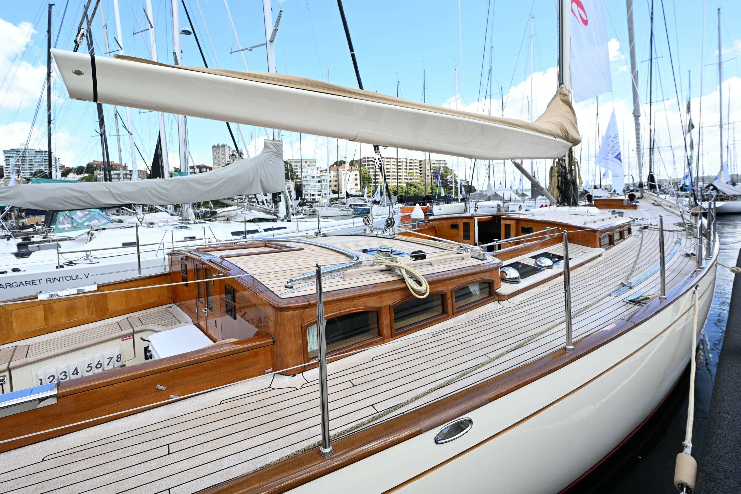 Ein Segelboot von der Seite