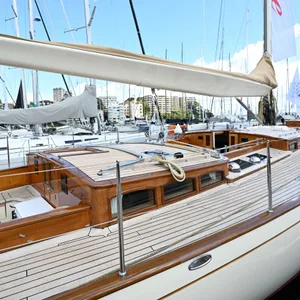 Ein Segelboot von der Seite