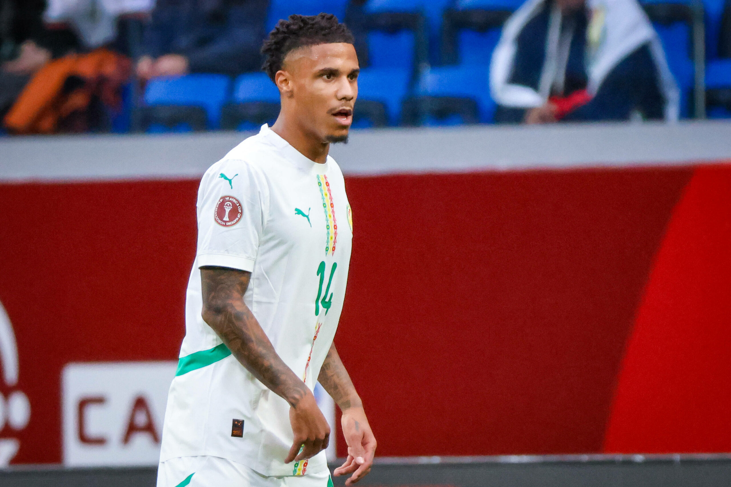 Ismail Jakobs schaut skeptisch