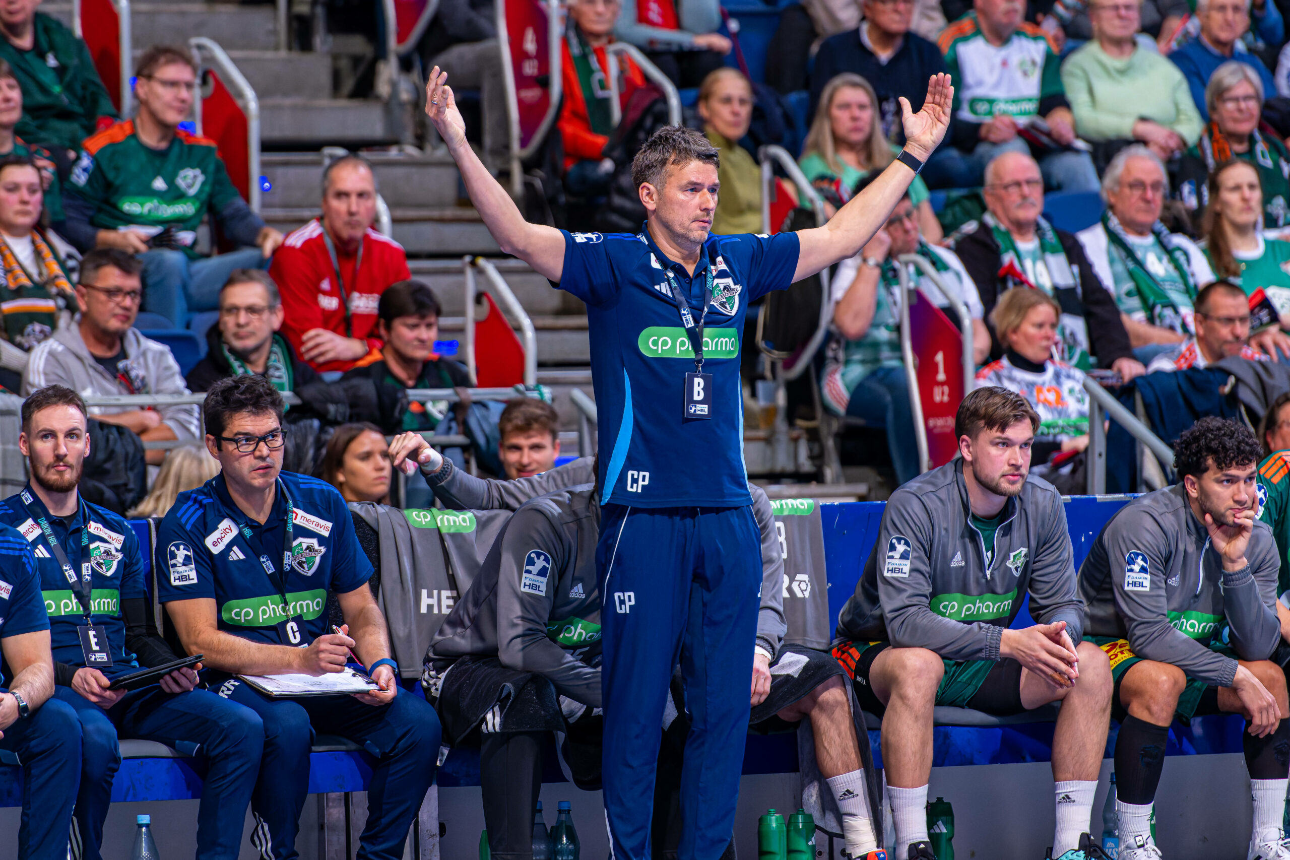 Christian Prokop hebt fragend die Arme in die Luft