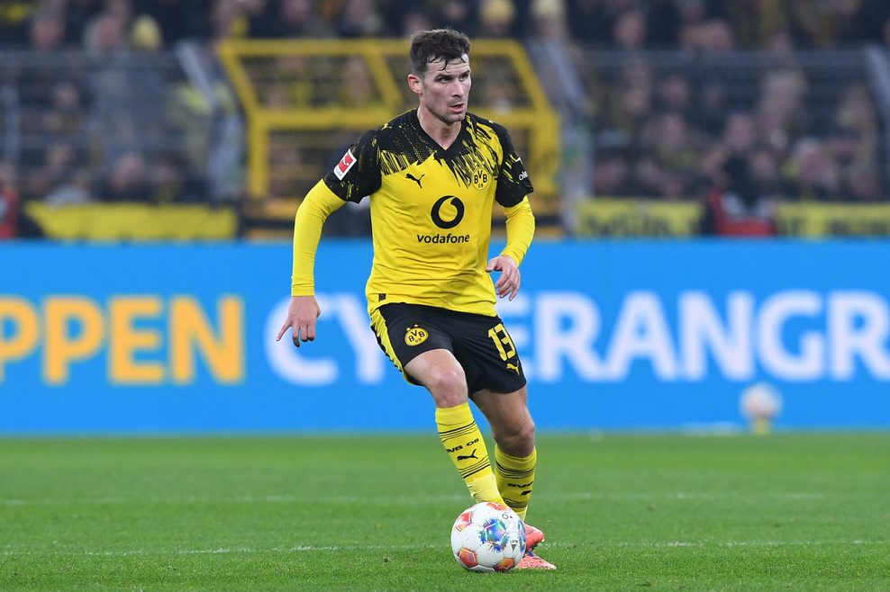 Pascal Groß dribbelt mit dem Ball am Fuß
