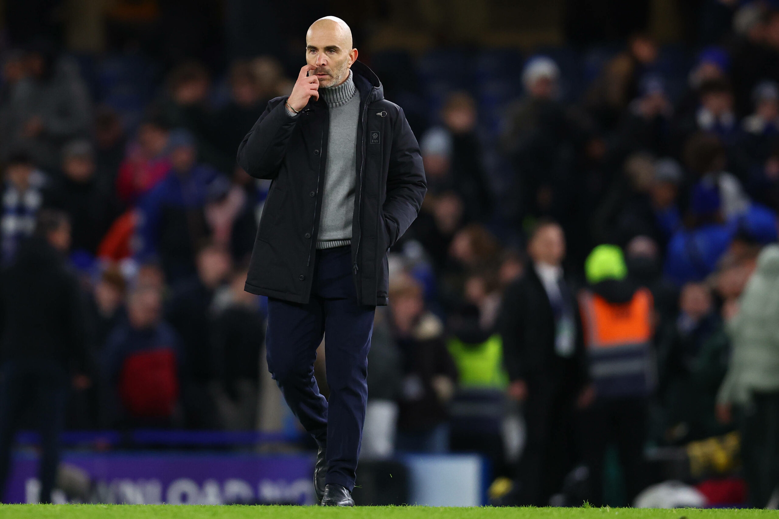 Chelsea-Trainer Enzo Maresca kratzt sich an der Nase