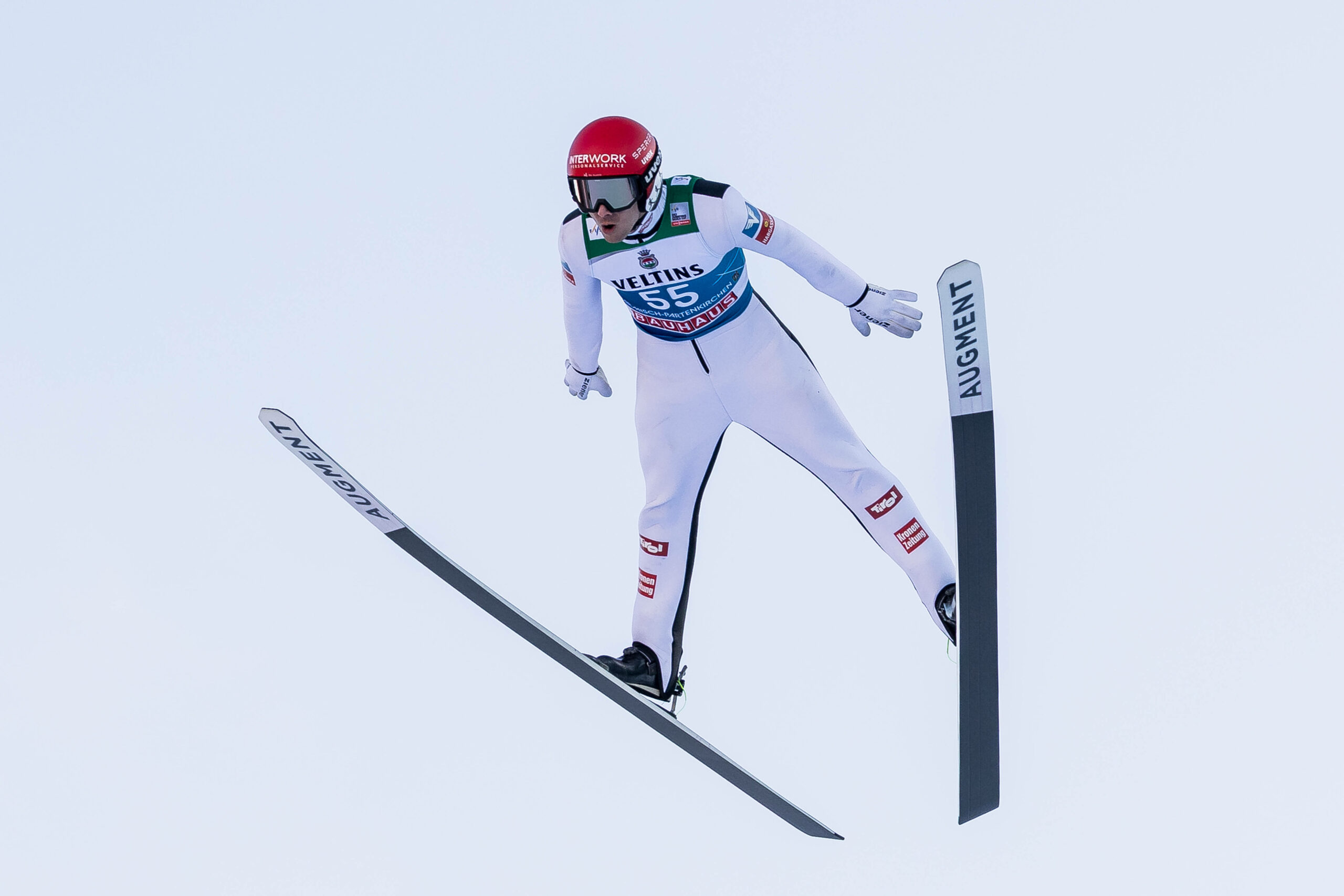 Manuel Fettner bei einem Sprung auf der Vierschanzentournee