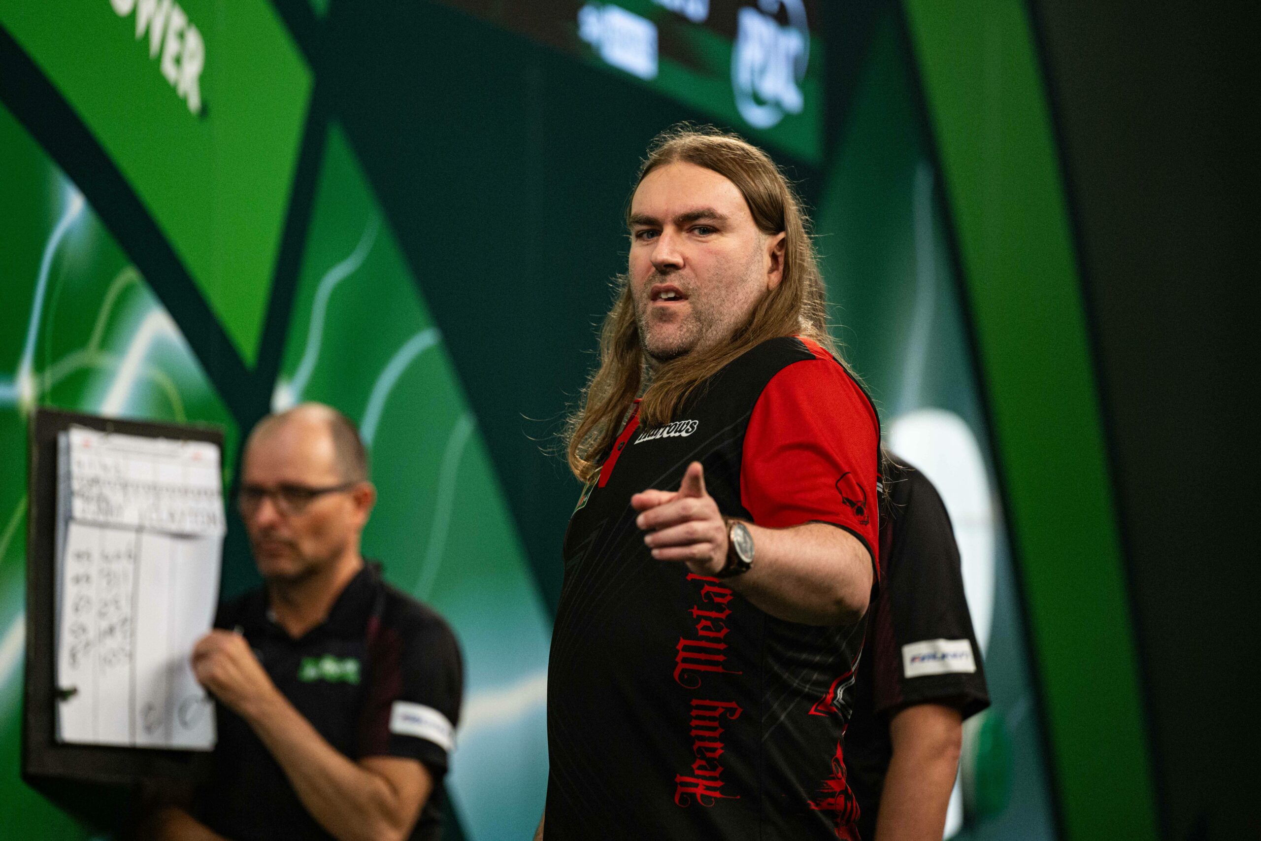 Ryan Searle zeigt in die Kamera