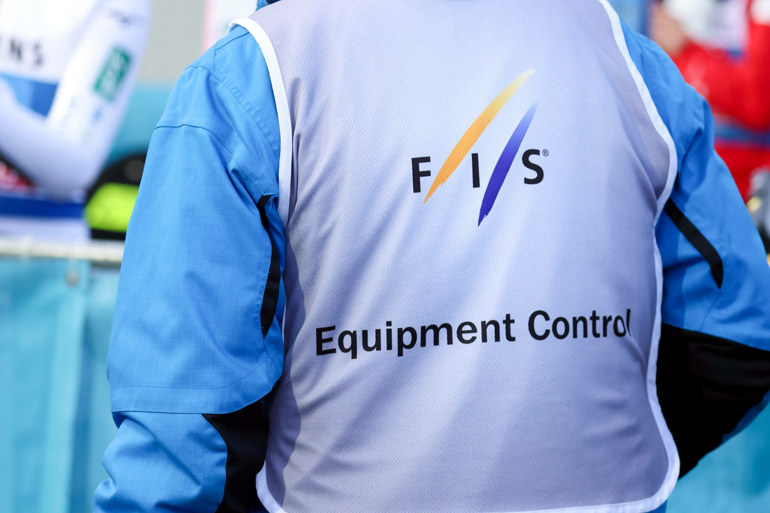 Mitarbeiter der FIS Materialkontrolle