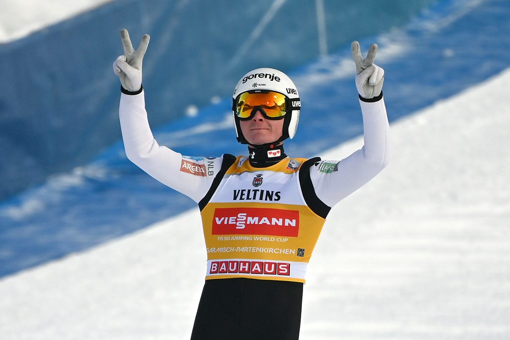 Domen Prevc zeigt Peace nach gelungenem Sprung