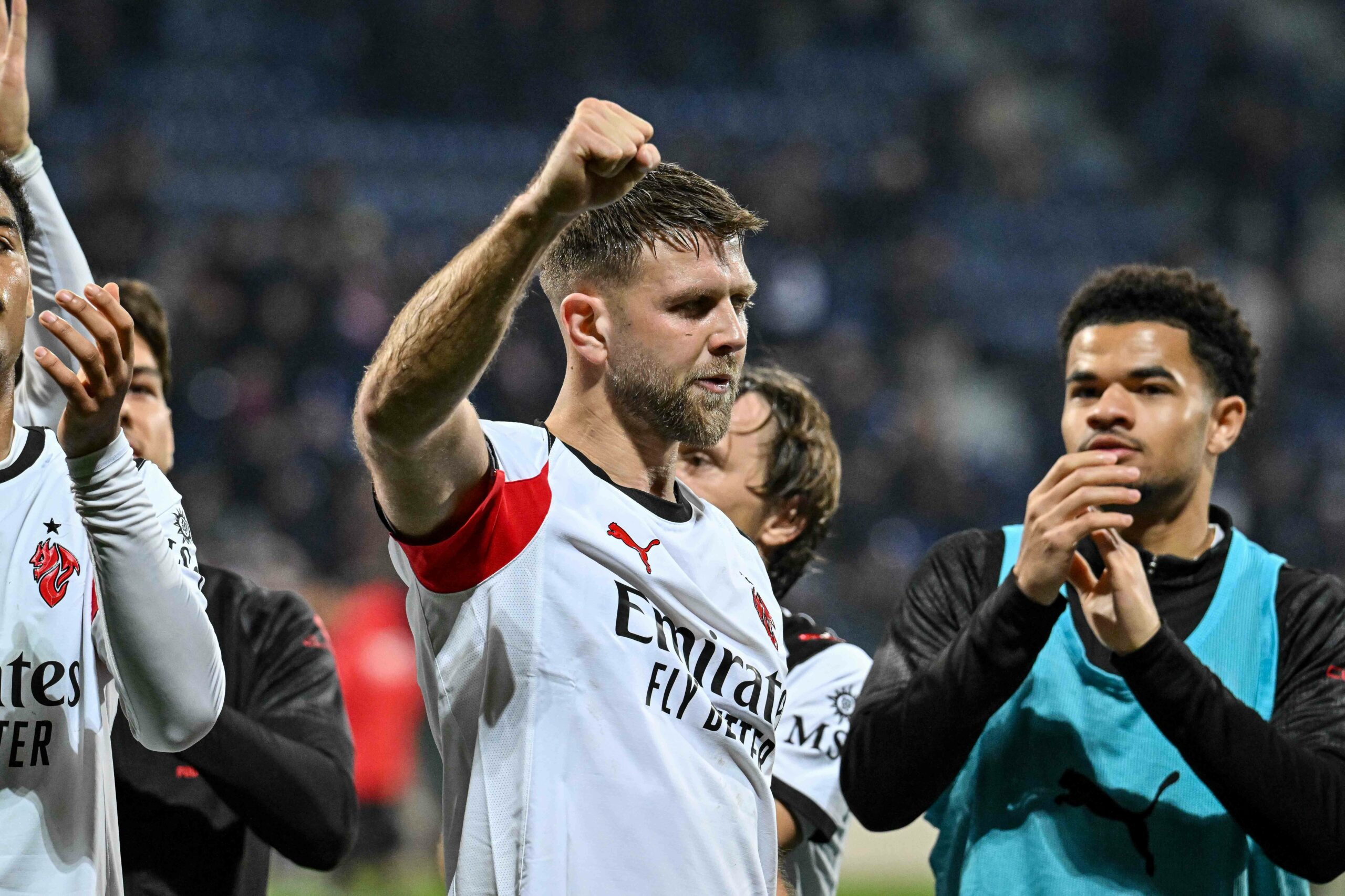 Niclas Füllkrug jubelt im Milan-Trikot