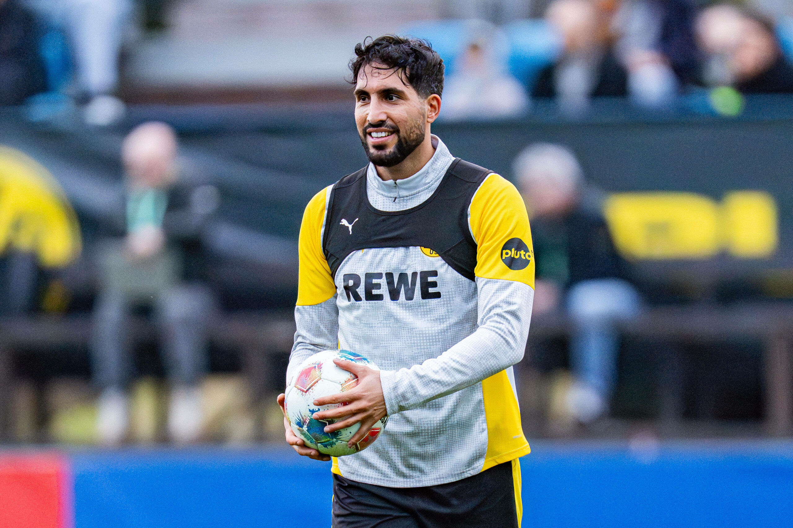 Emre Can lächelt im Trainingsshirt