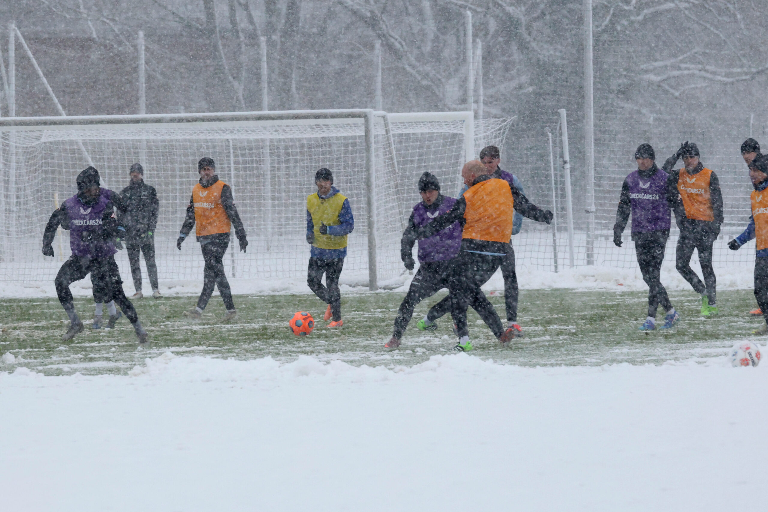 Hertha Spieler trainieren im Schnee