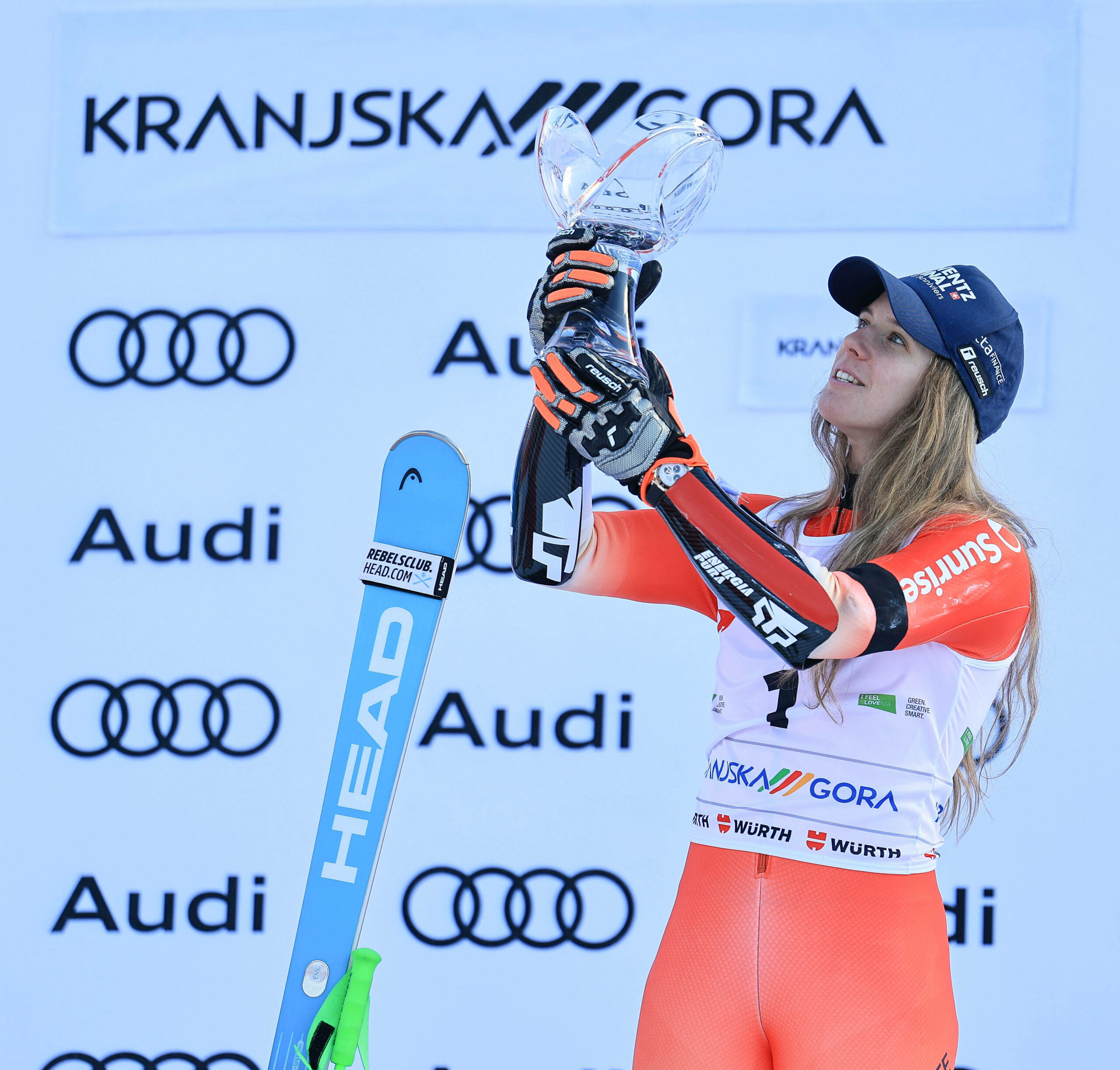Camille Rast jubelt mit Pokal in der Hand