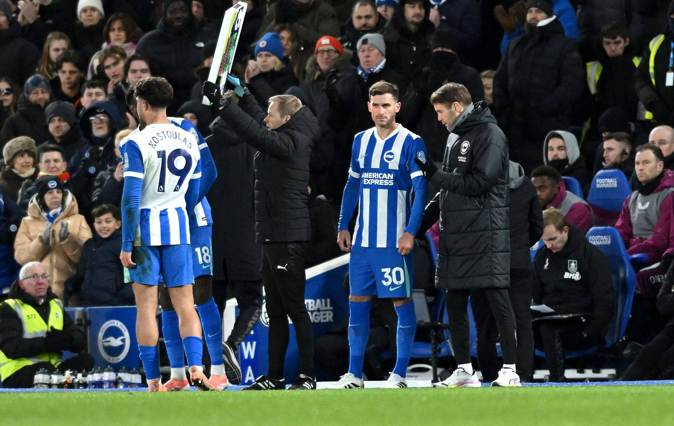 Pascal Groß steht neben Fabian Hürzeler bereit zur Einwechslung