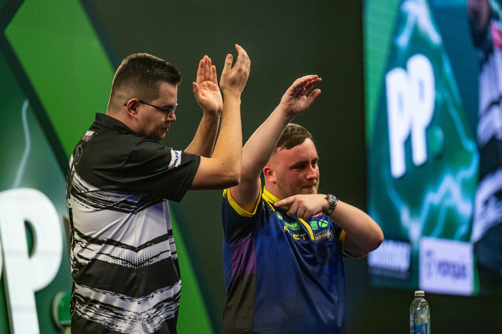 Gian van Veen applaudiert neben Luke Littler