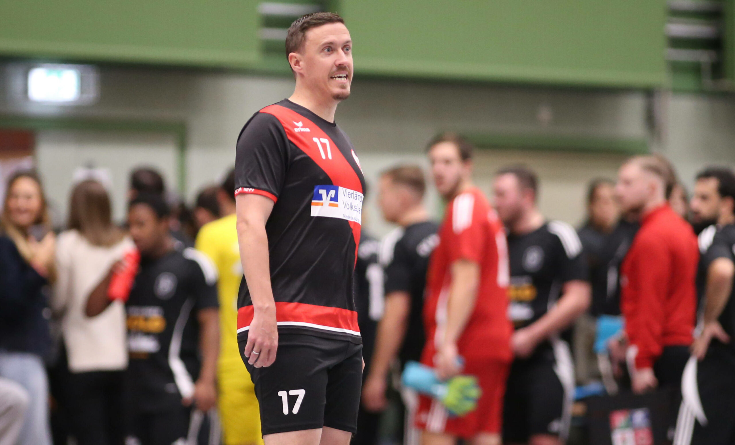 Max Kruse spricht auf dem Spielfeld