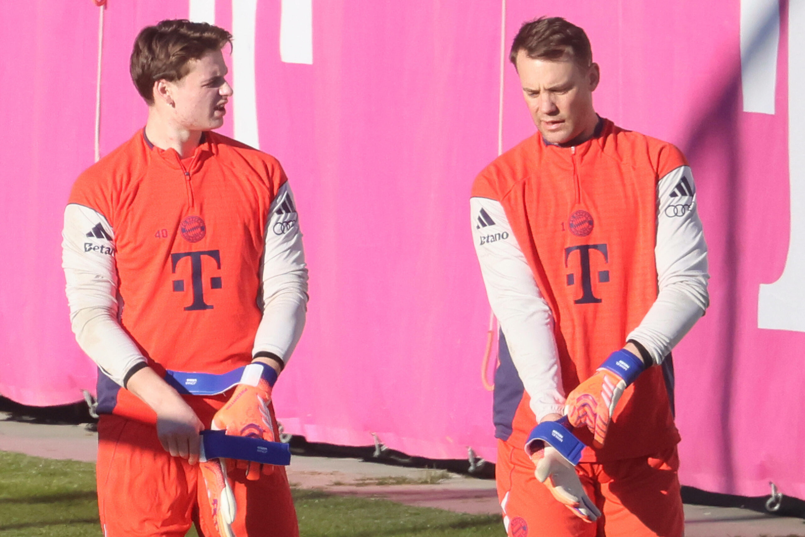Manuel Neuer und Jonas Urbig im Training