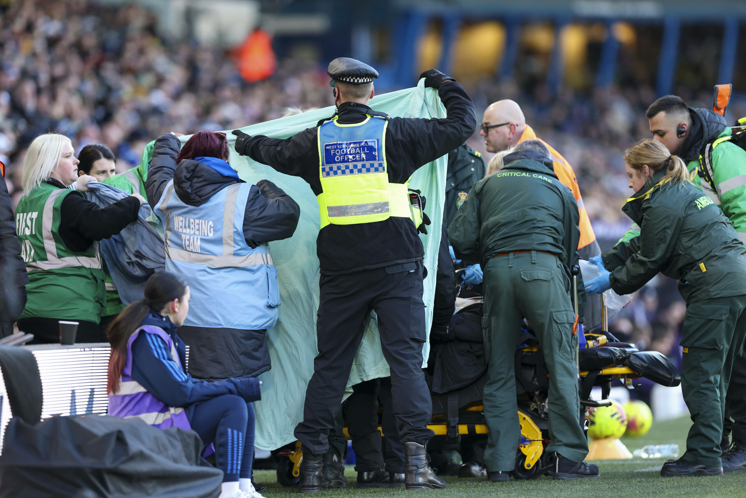 Sichtschutz zur Behandlung eines medizinischen Notfalls im Stadion von Leeds United