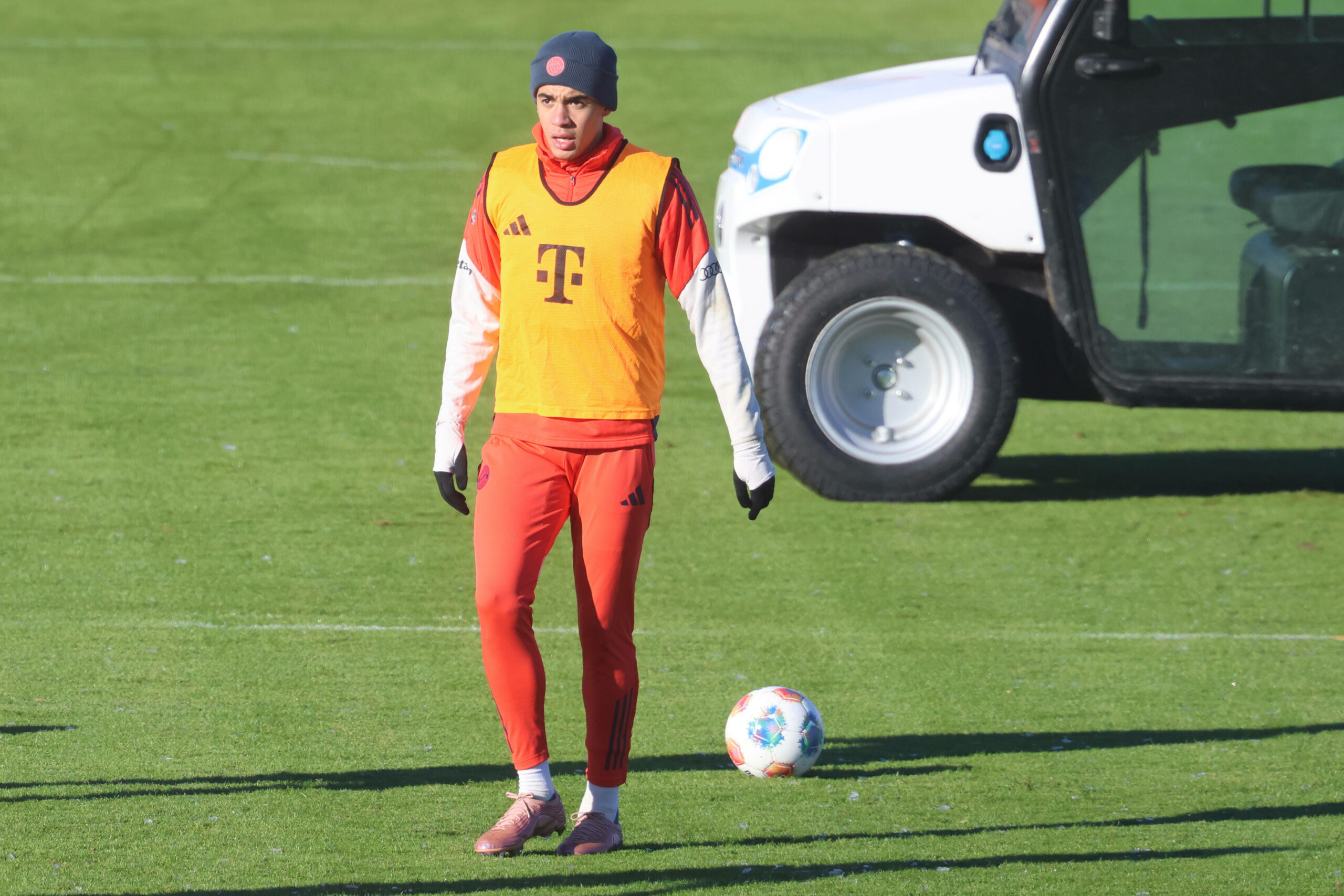 Jamal Musiala steht auf dem Trainingsplatz