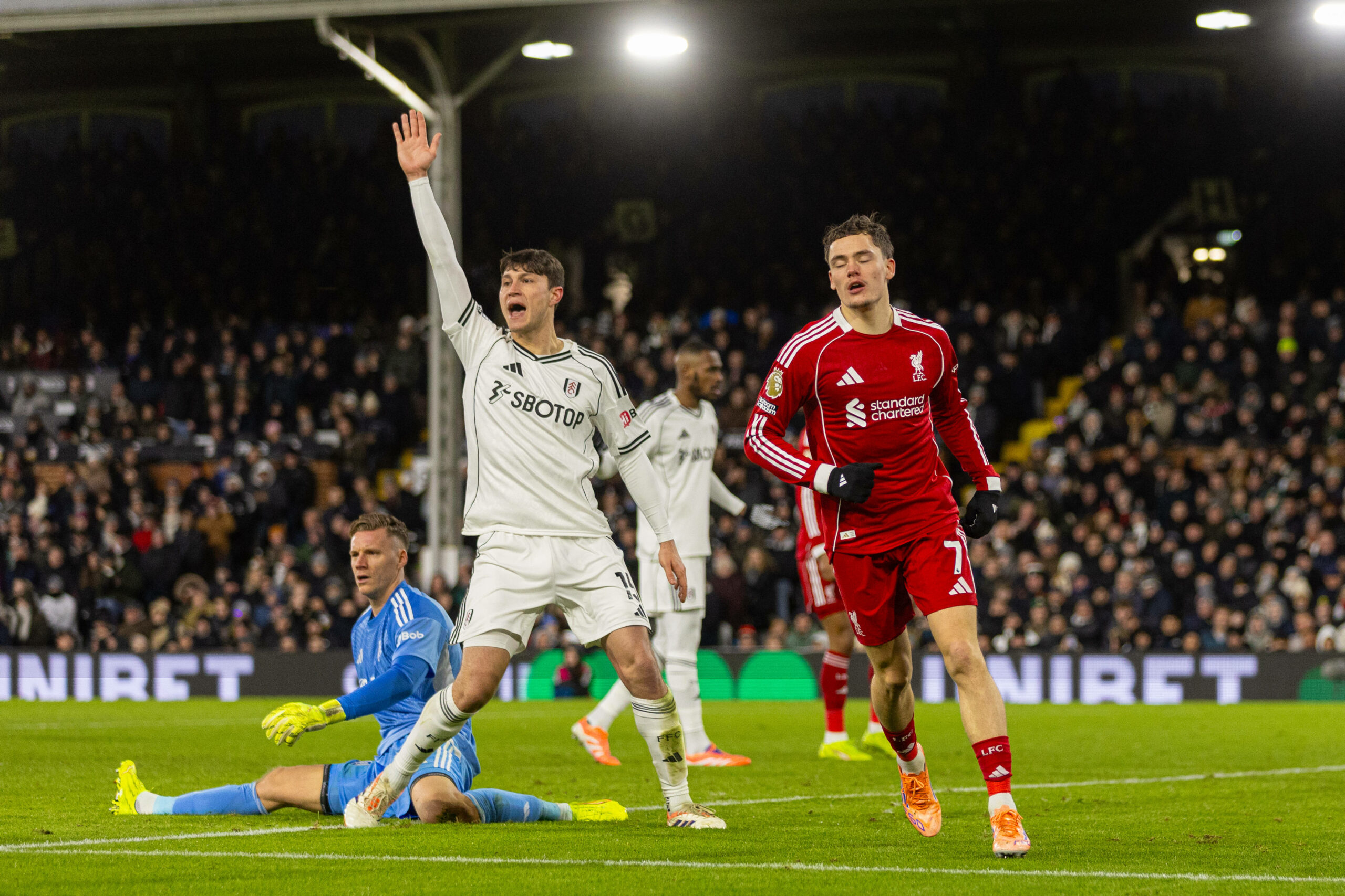 Jorge Cuenca protestiert nach Wirtz' Tor