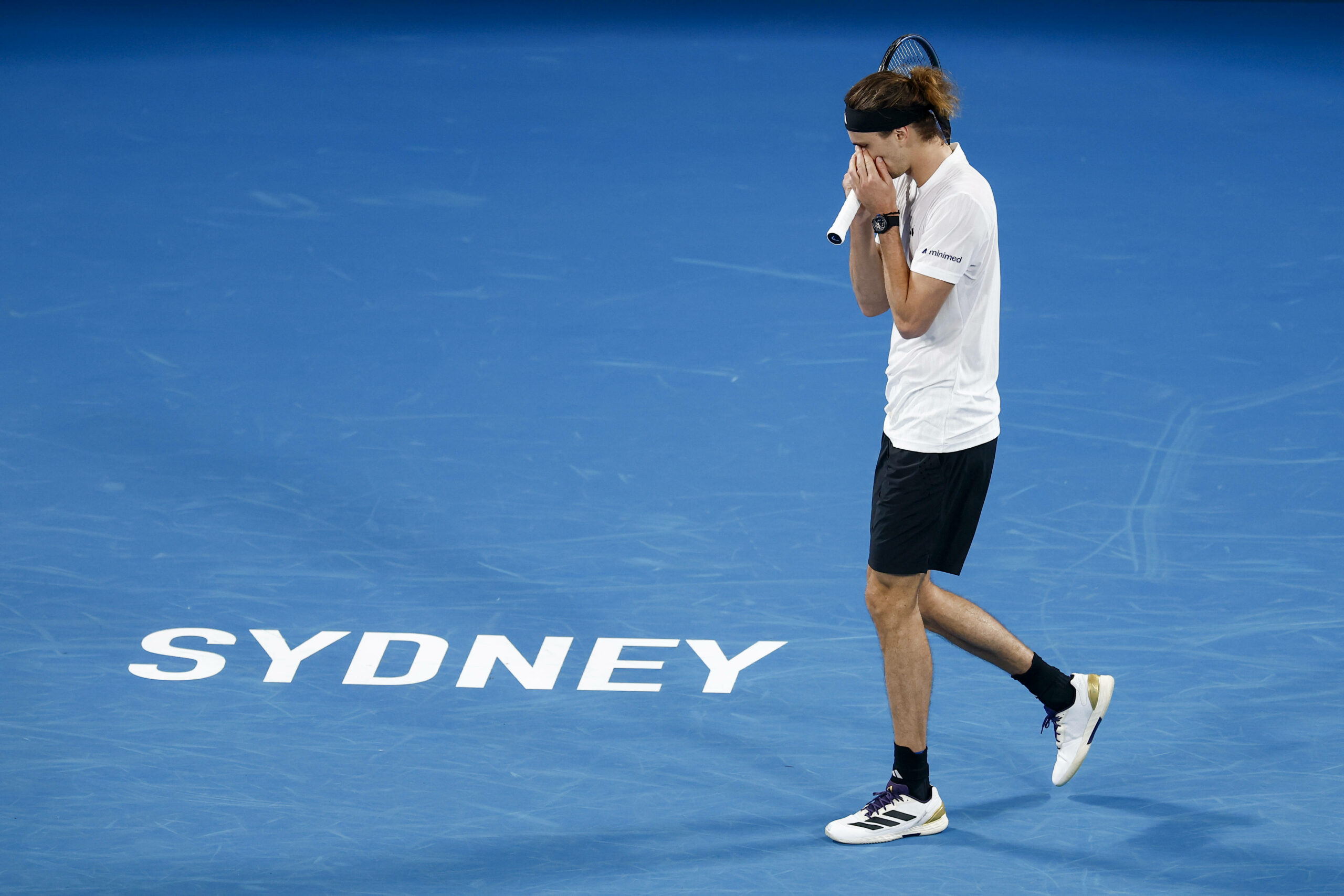 Alexander Zverev schlägt Hände vors Gesicht