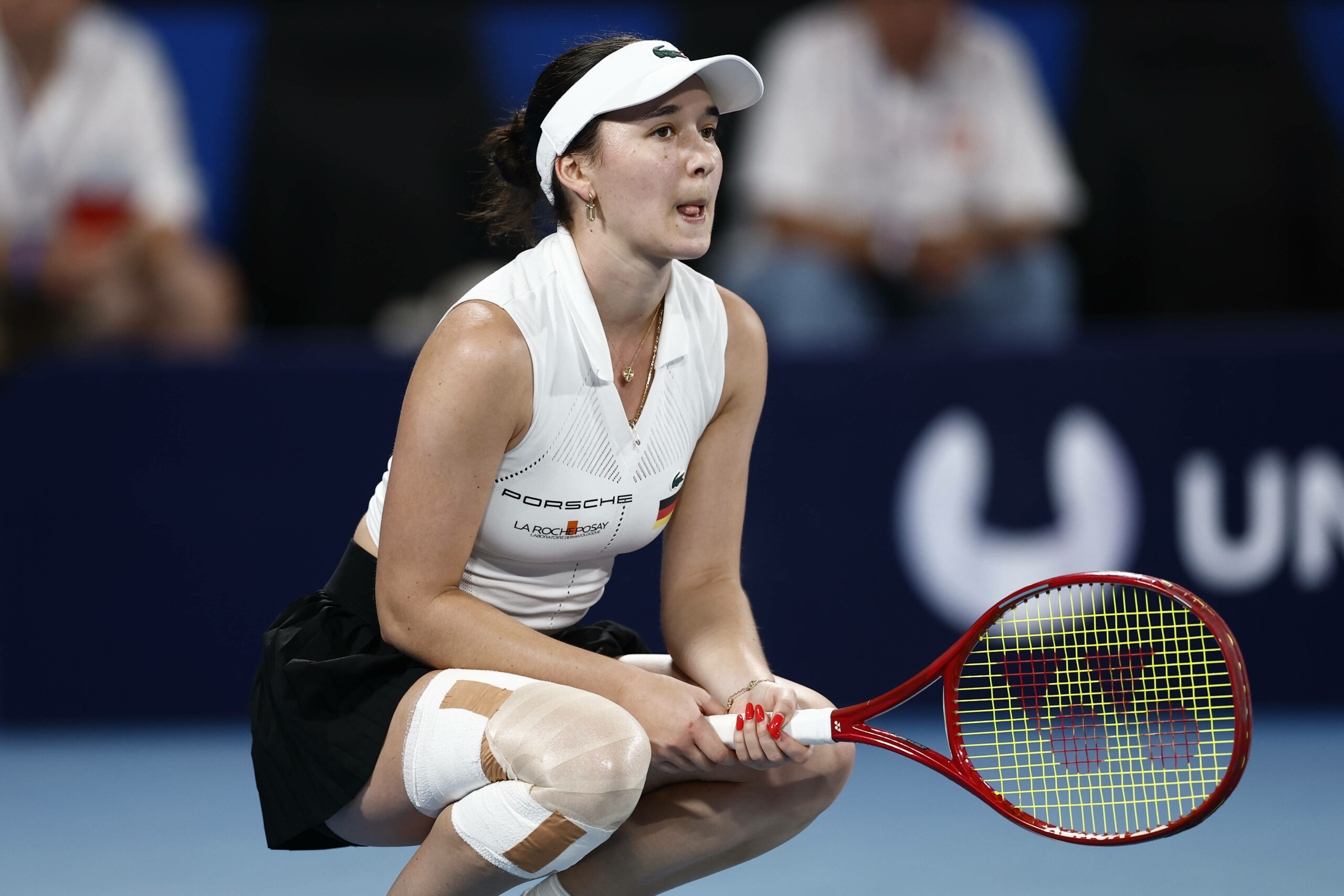 Eva Lys geht erschöpft in die Hocke