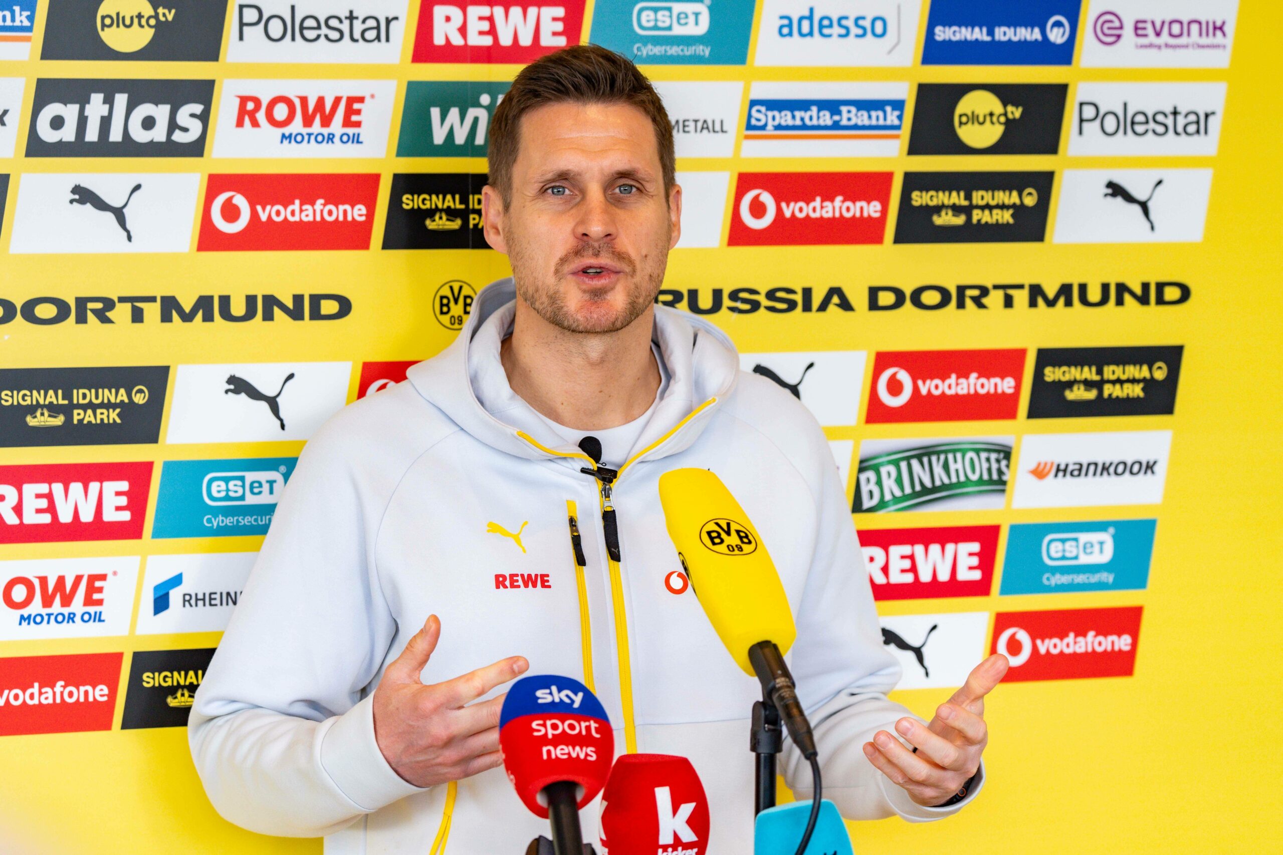Dortmund-Sportdirektor Sebastian Kehl spricht vor Reportern