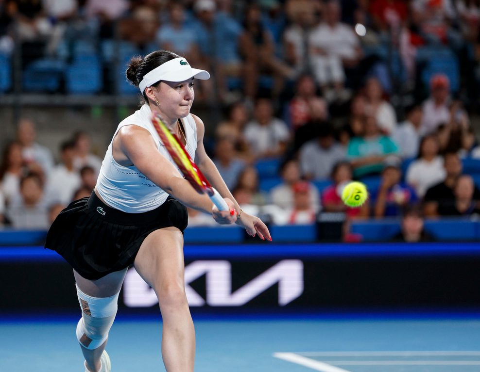 Eva Lys schlägt einen Ball