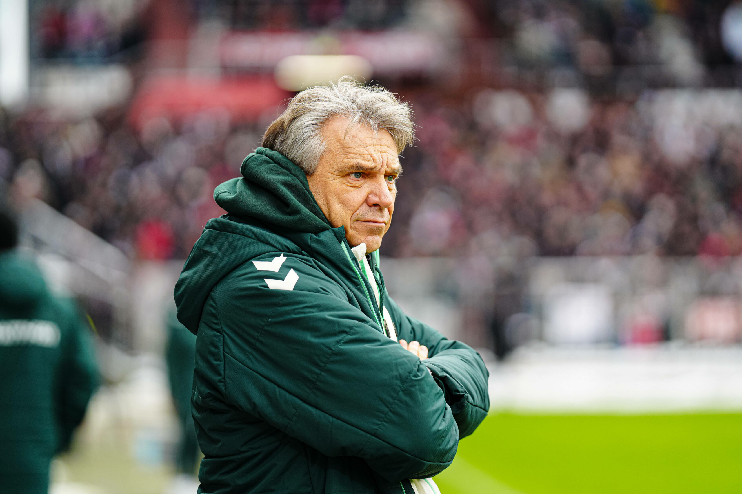Horst Steffen steht mit verschränkten Armen am Spielfeldrand