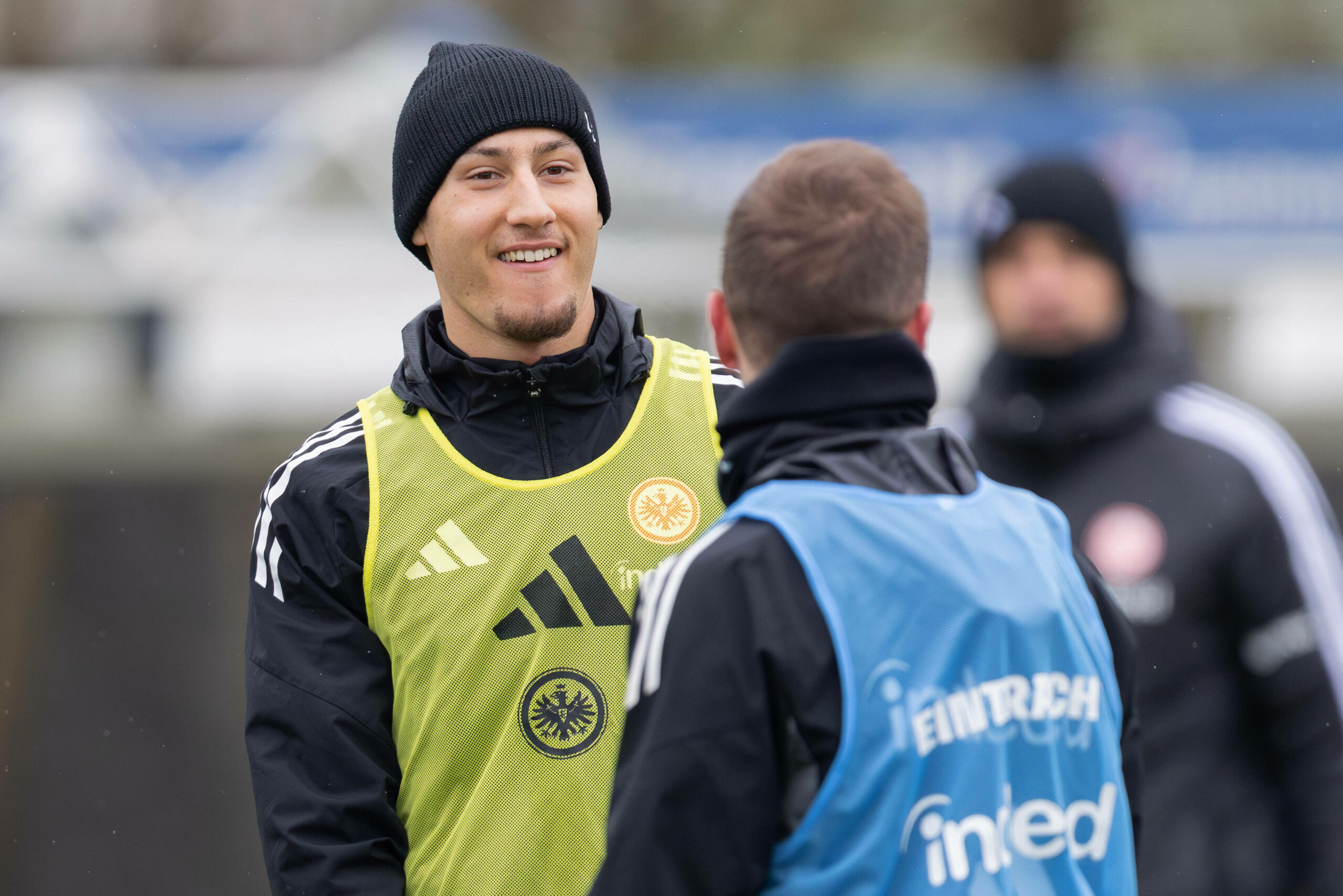 Younes Ebnoutalib lächelt im Frankfurter Training