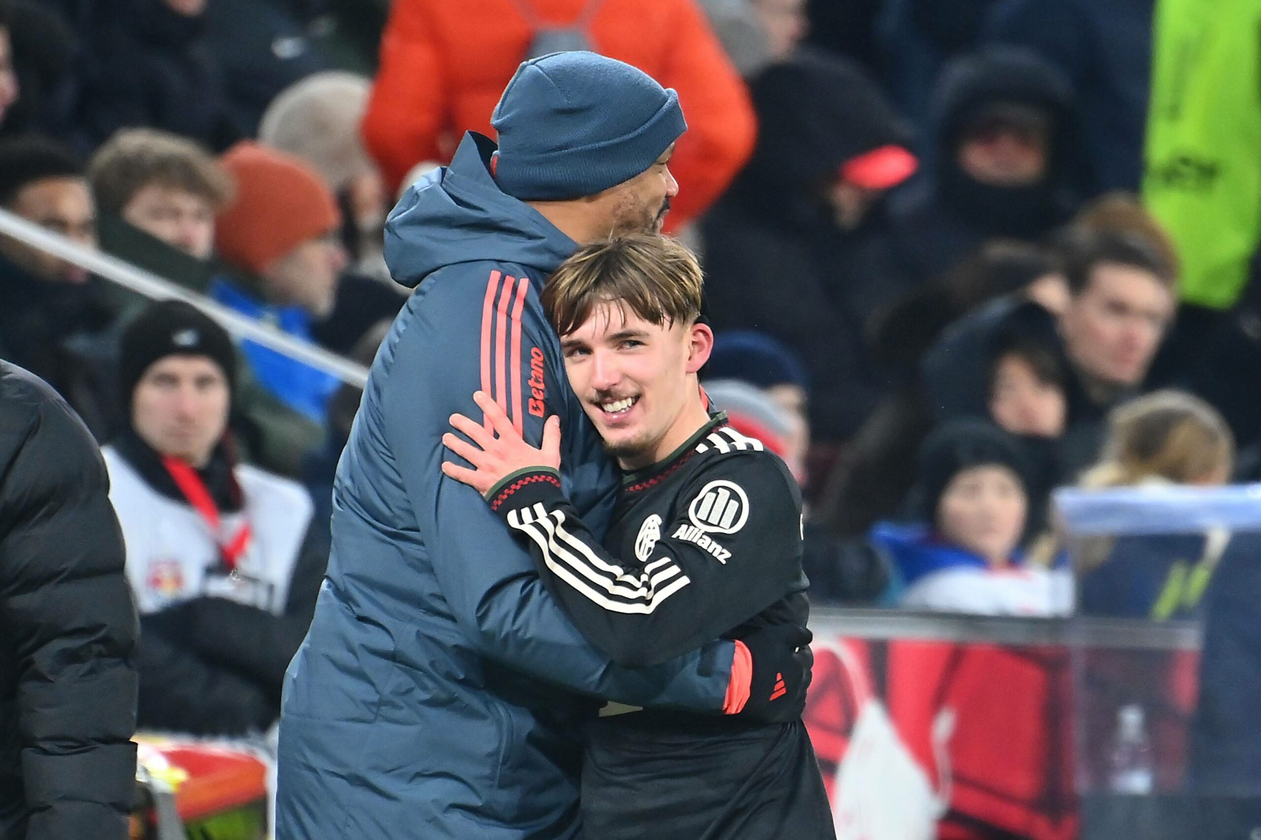 Lennart Karl umarmt Vincent Kompany