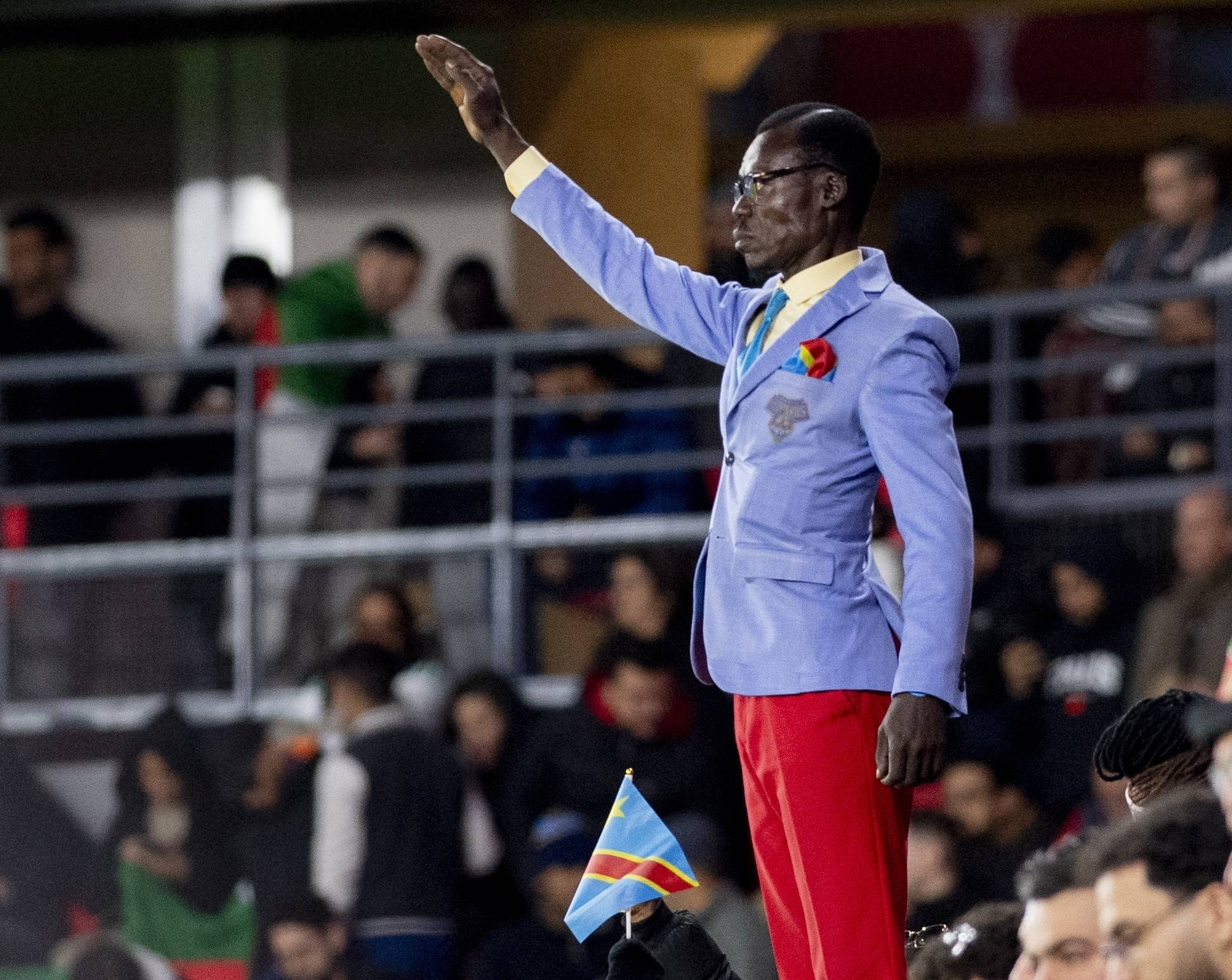 Michel Kuka Mboladinga zeigt Friedenszeichen