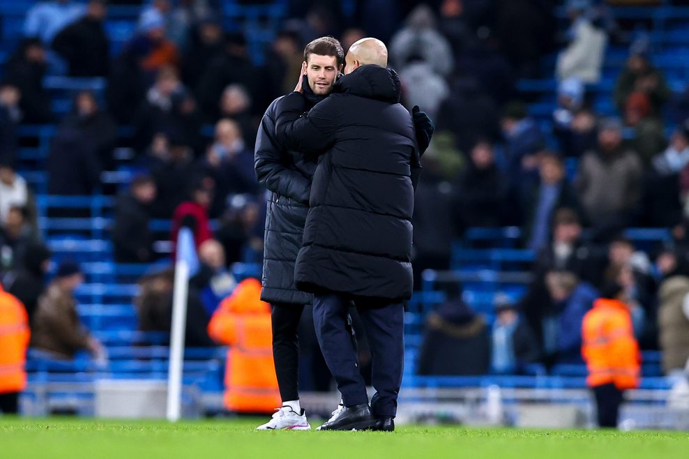Pep Guardiola und Fabian Hürzeler umarmen sich