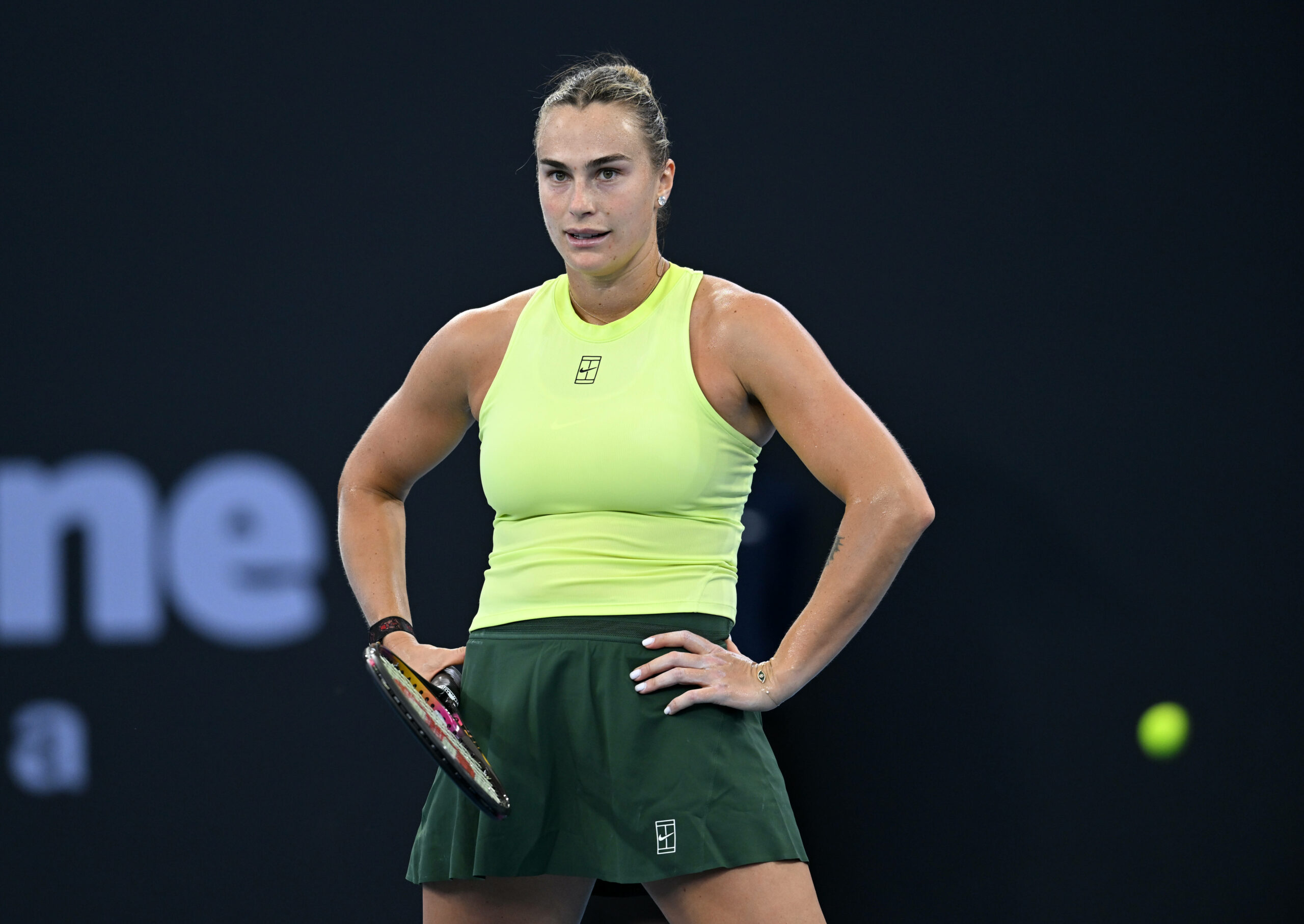 Aryna Sabalenka stemmt Hände in die Hüften