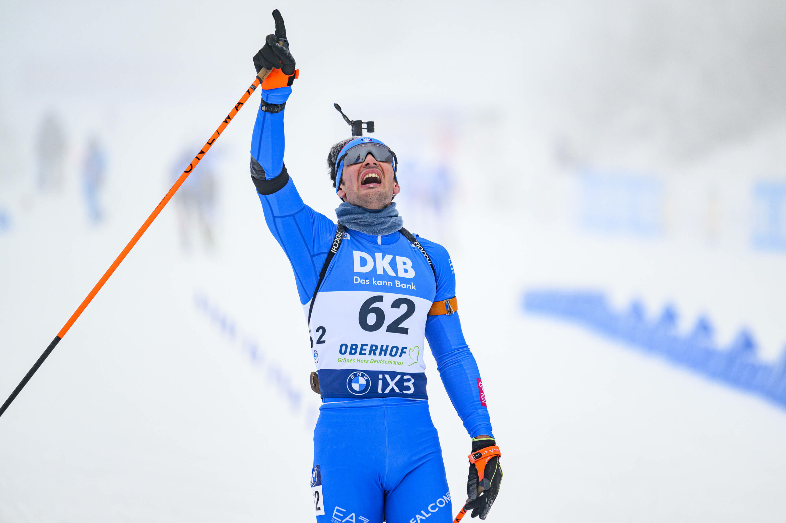 Tommaso Giacomel zeigt in den Himmel