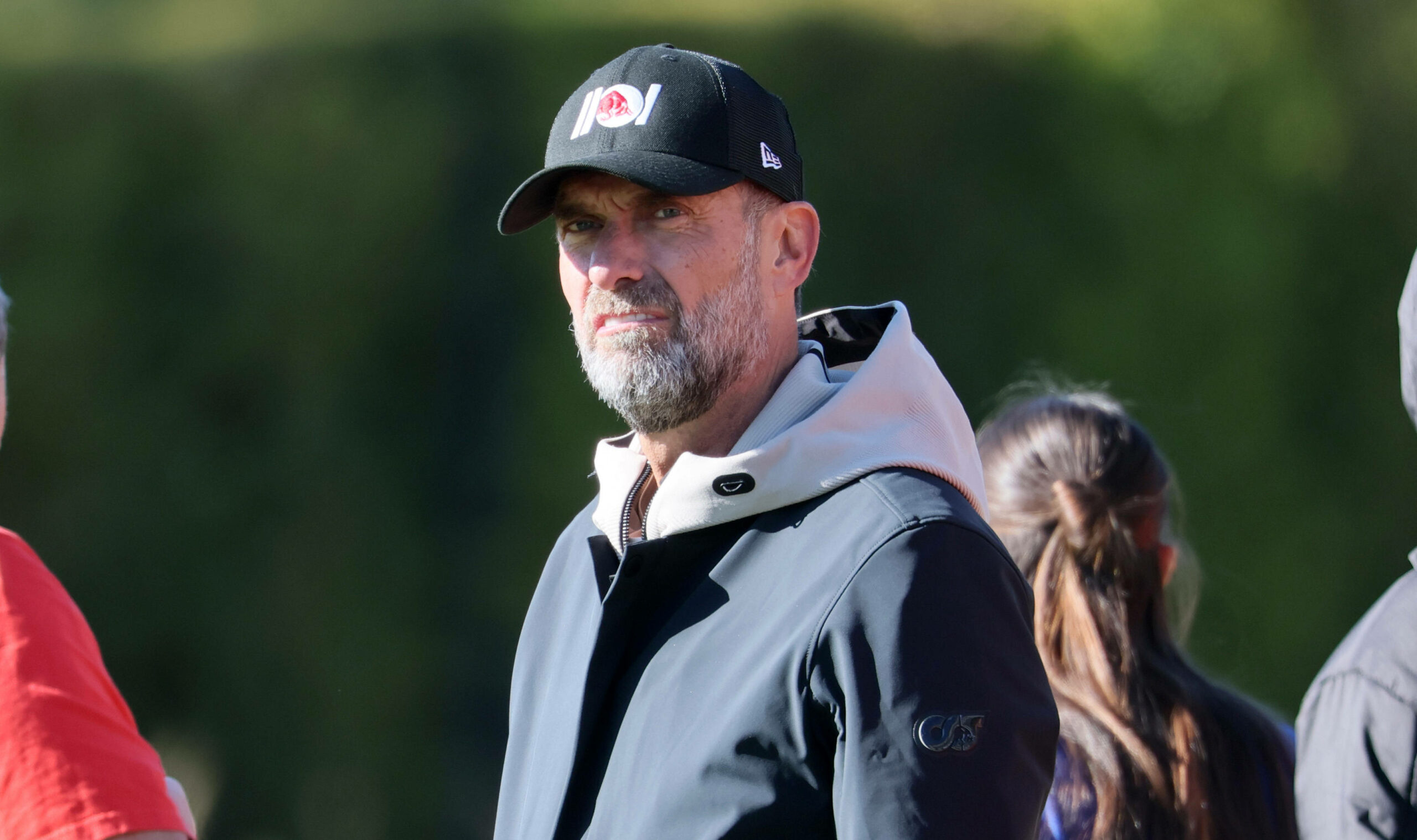 Jürgen Kloppe mit Kappe auf dem Kopf und strengem Blick