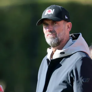 Jürgen Kloppe mit Kappe auf dem Kopf und strengem Blick