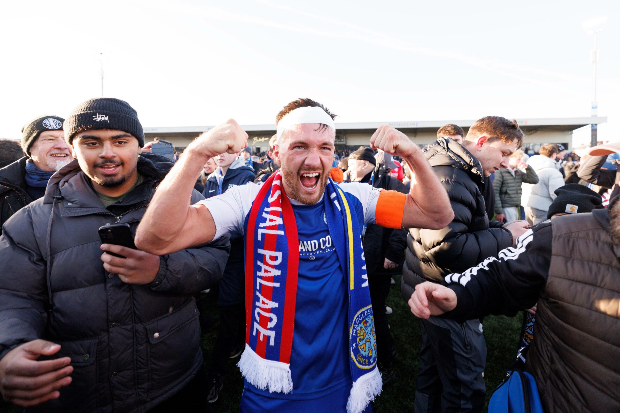 Paul Dawson feiert mit Fans