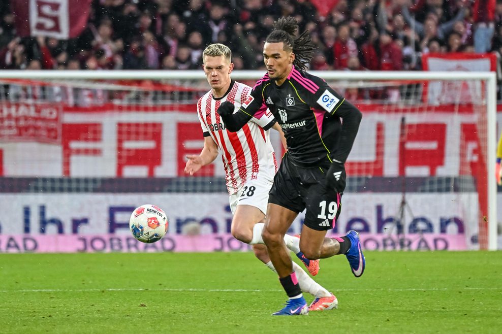 Damion Downs im Zweikampf um den Ball