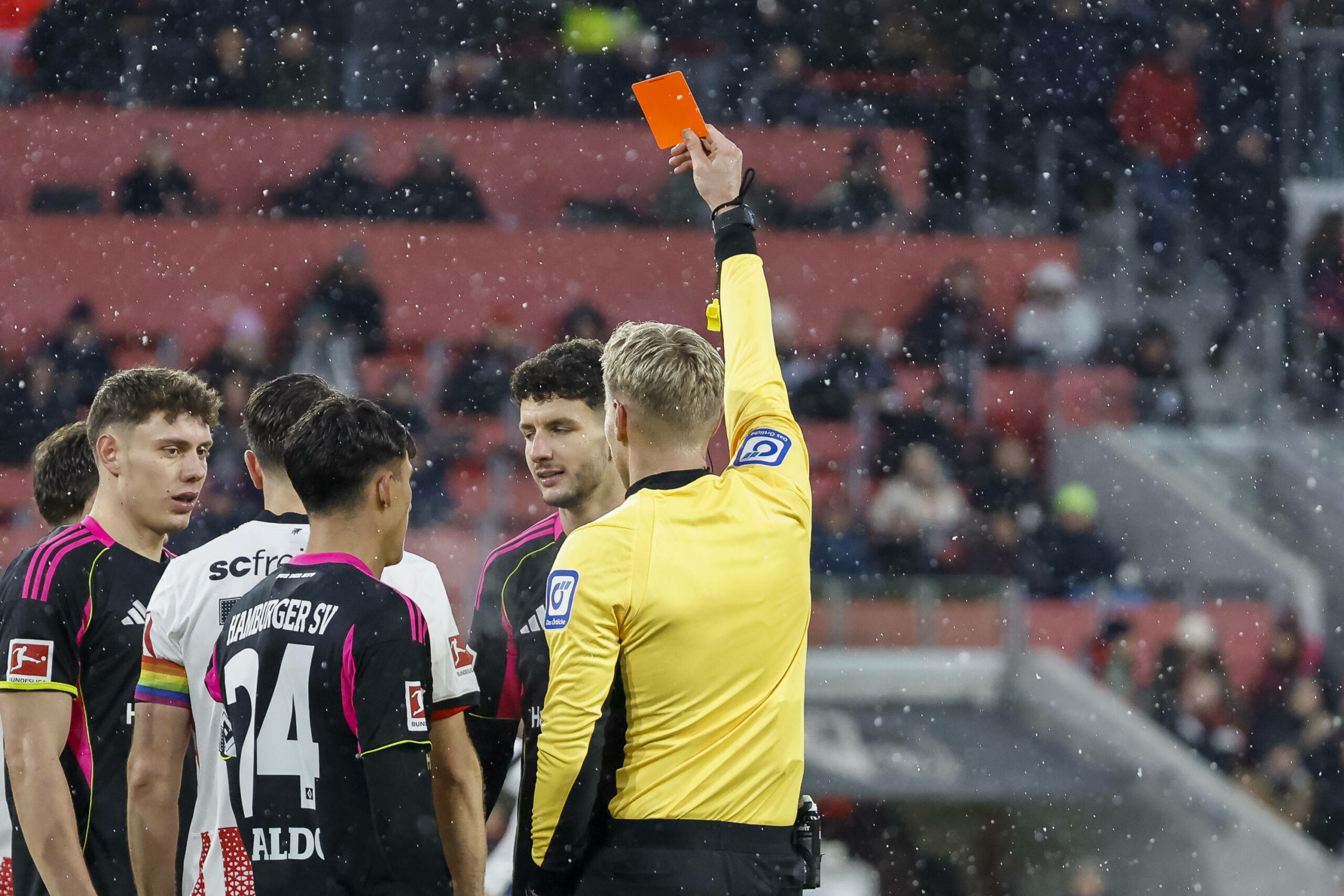 Schiedsrichter Timo Gerach zeigt Daniel Elfadli in Freiburg die Rote Karte