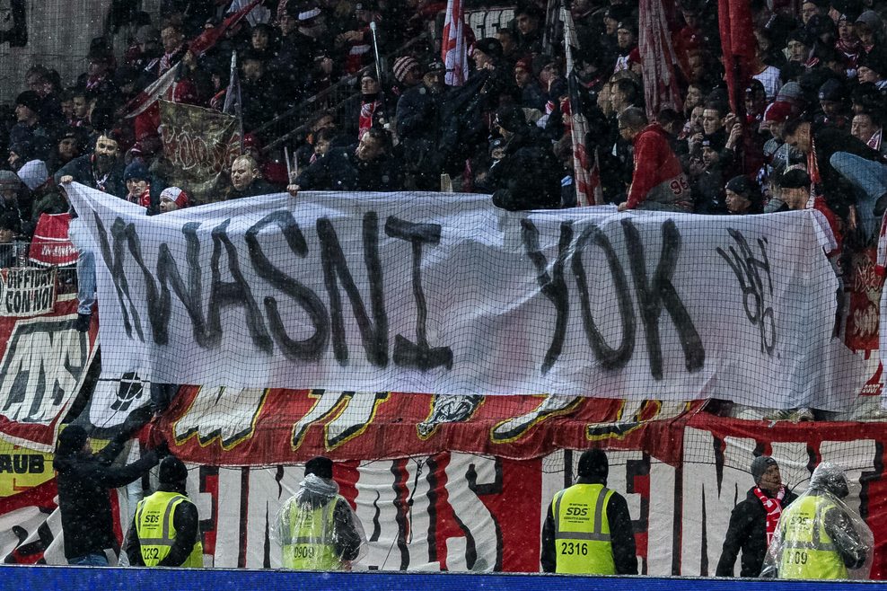Köln-Fans halten ein Banner hoch