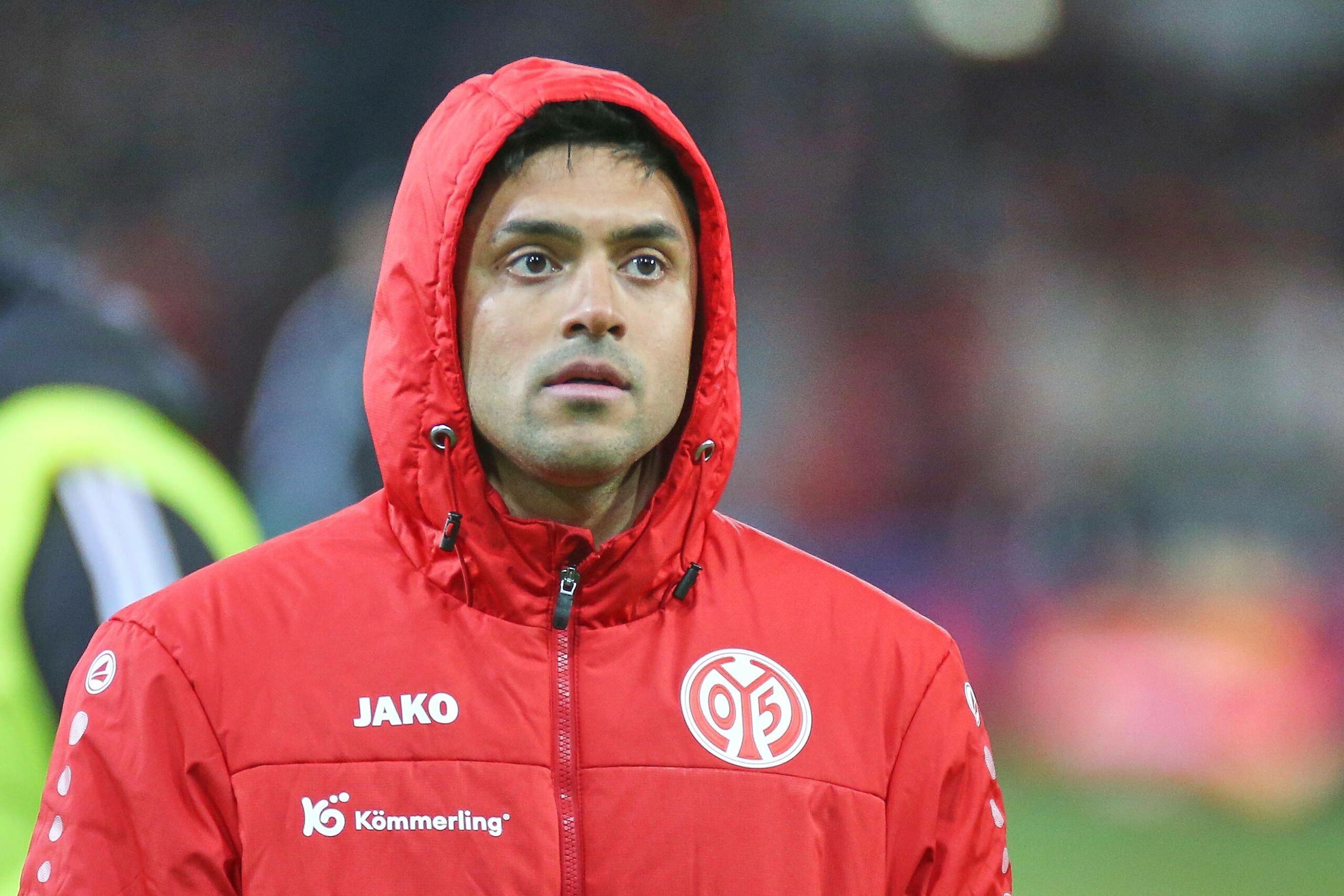 Nadiem Amiri mit Kapuze