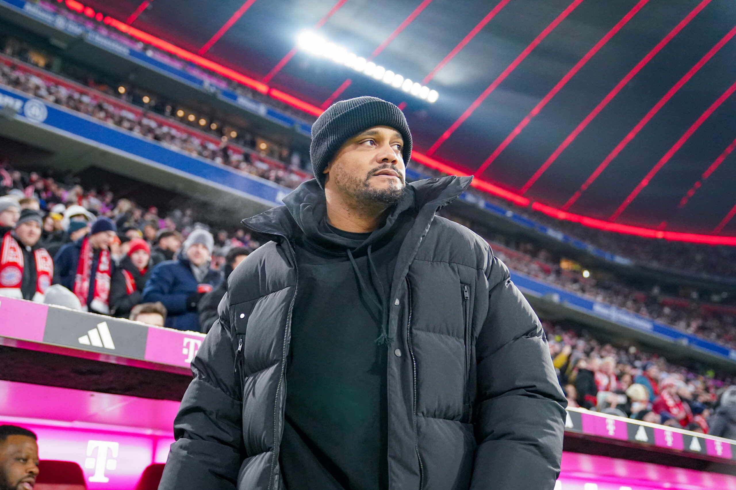 Vincent Kompany von unten fotografiert in der Allianz Arena