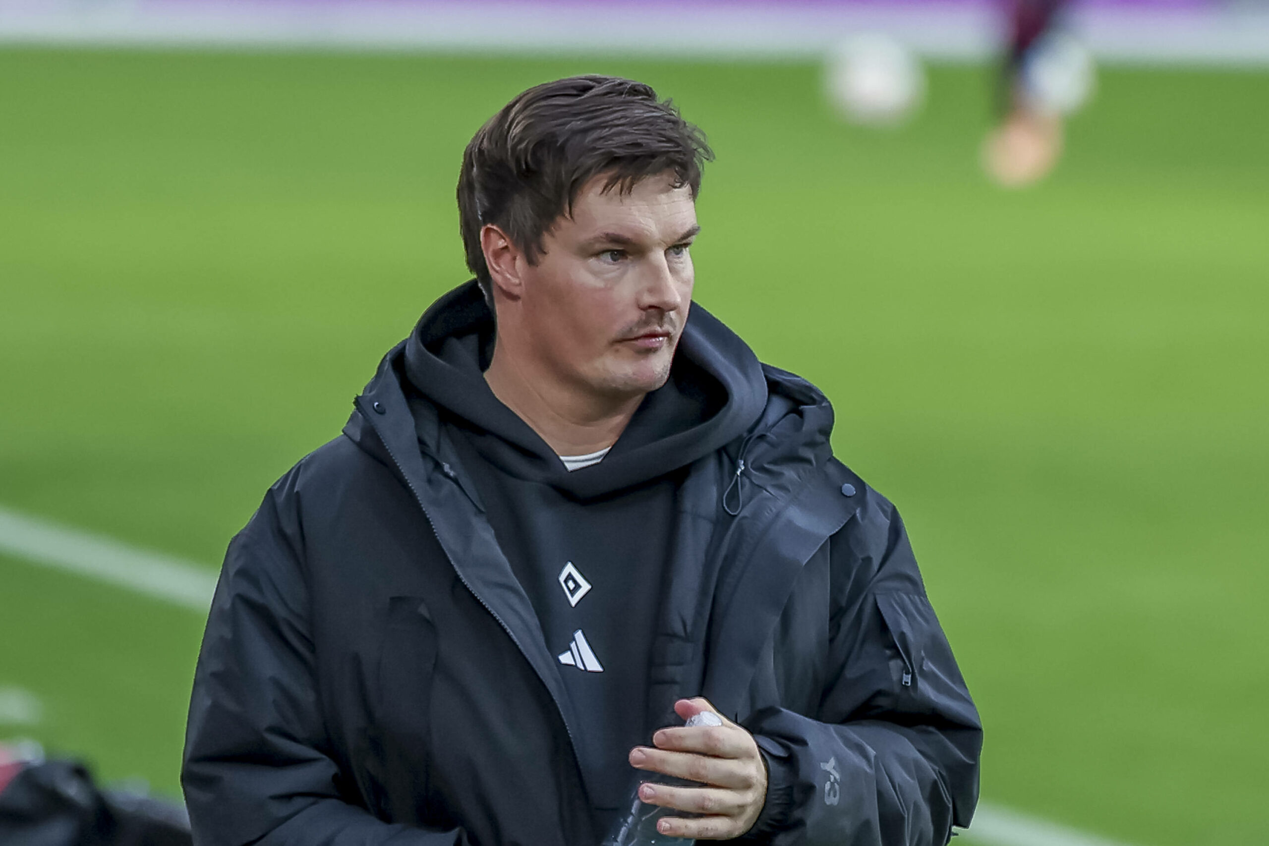 Merlin Polzin am Spielfeldrand