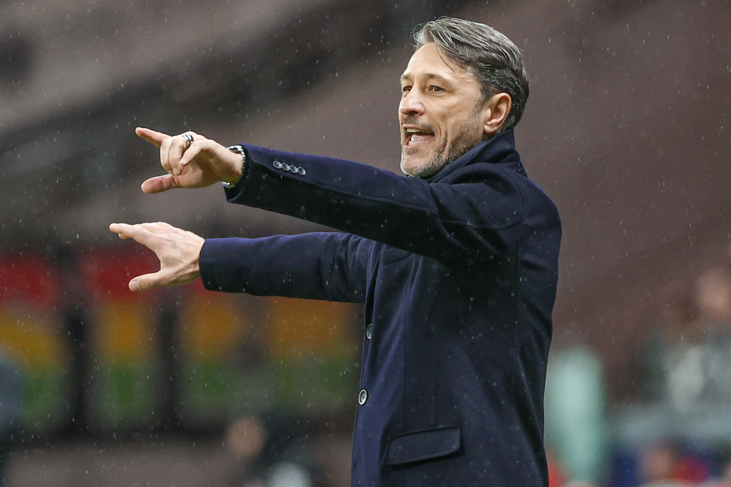 Dortmund-Trainer Niko Kovac dirigiert am Seitenrand