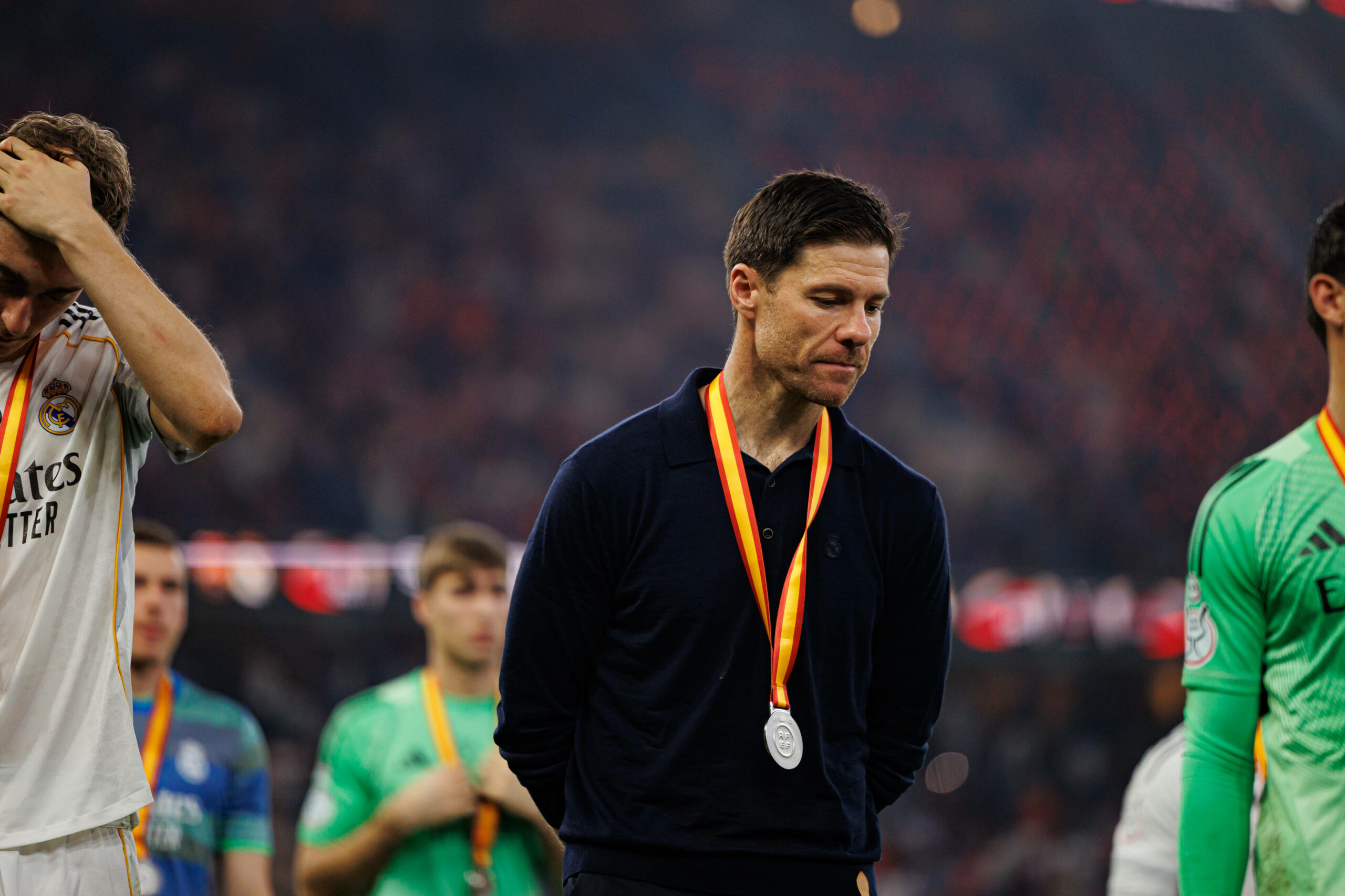 Xabi Alonso mit Silbermedaille nach dem verlorenen Supercup